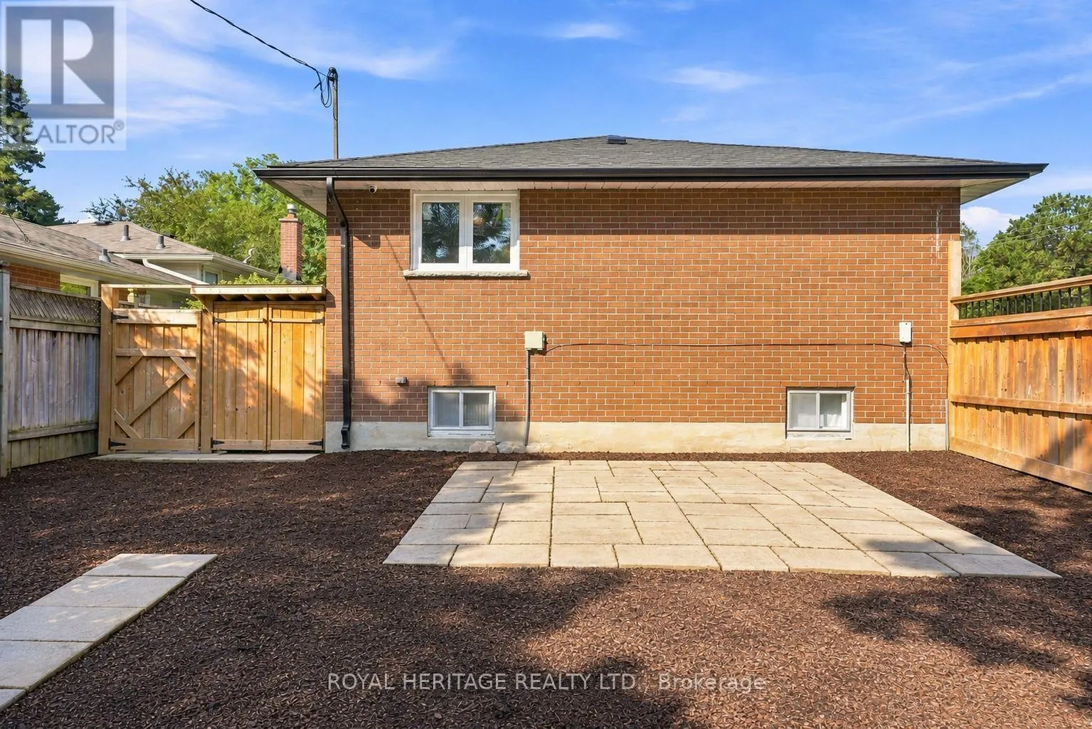 471 ROSSLAND ROAD E