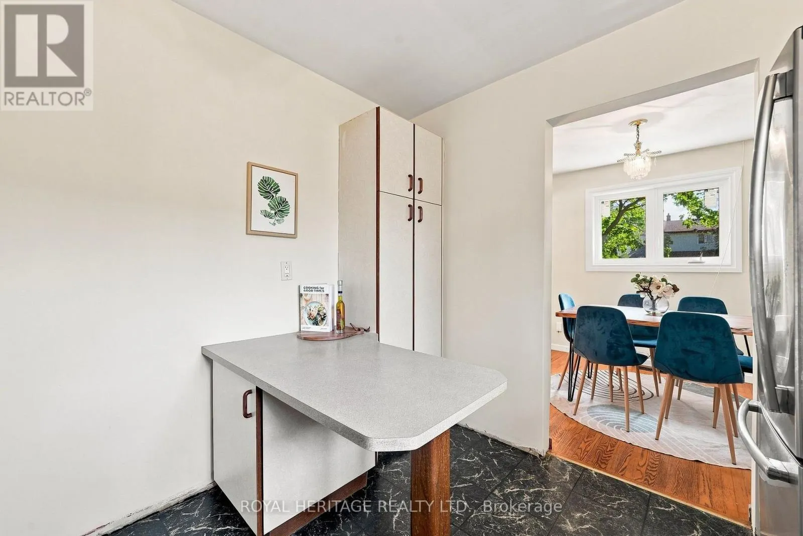 471 ROSSLAND ROAD E