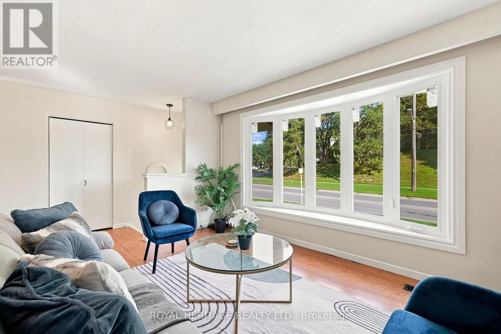 471 ROSSLAND ROAD E