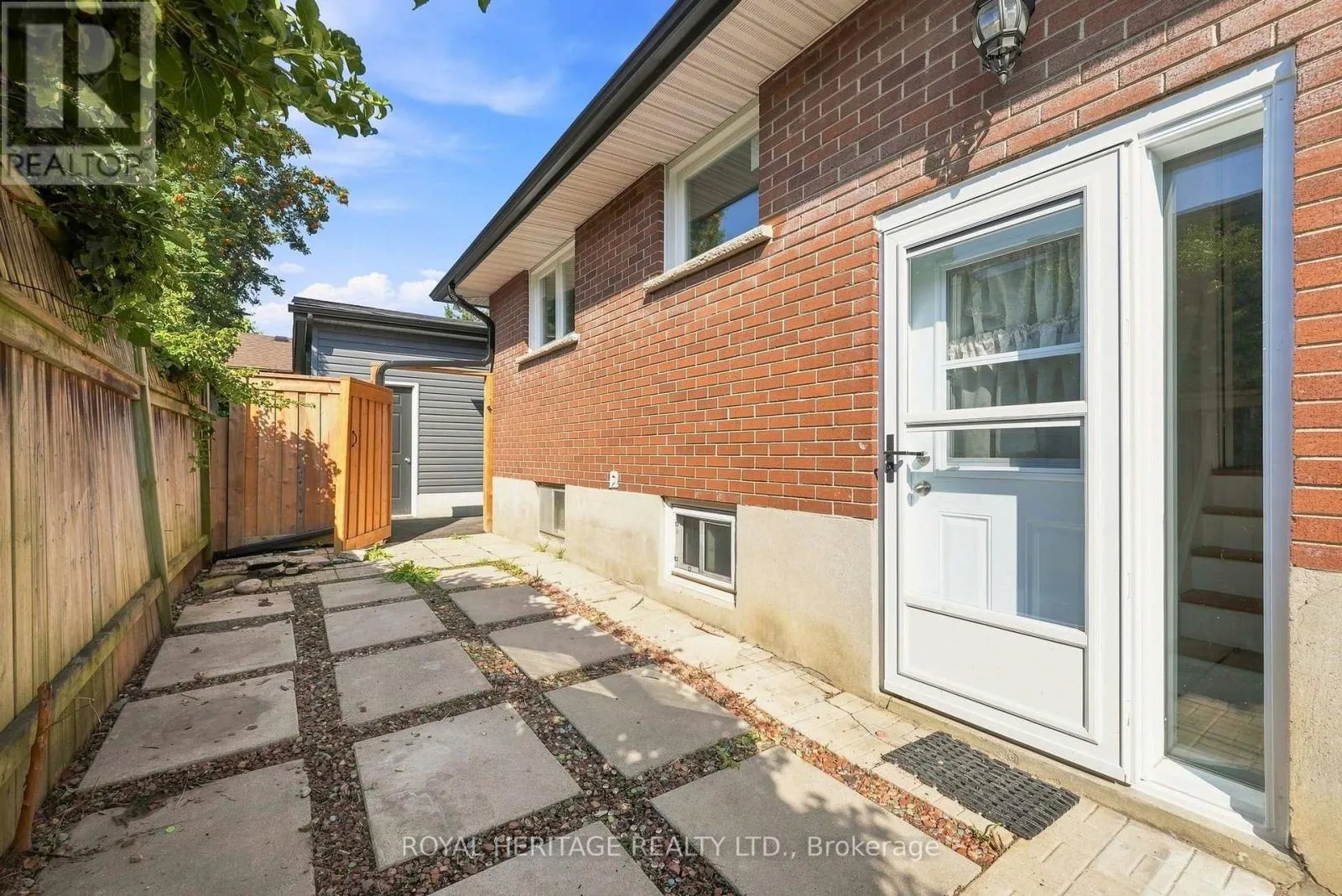 471 ROSSLAND ROAD E