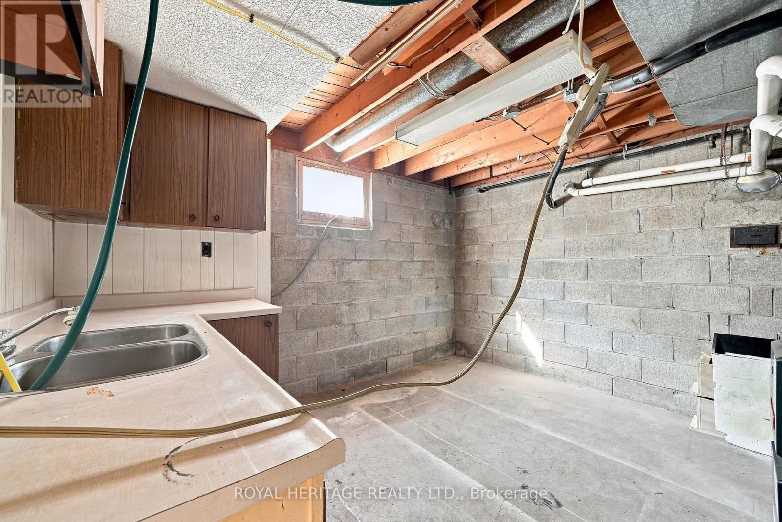 471 ROSSLAND ROAD E