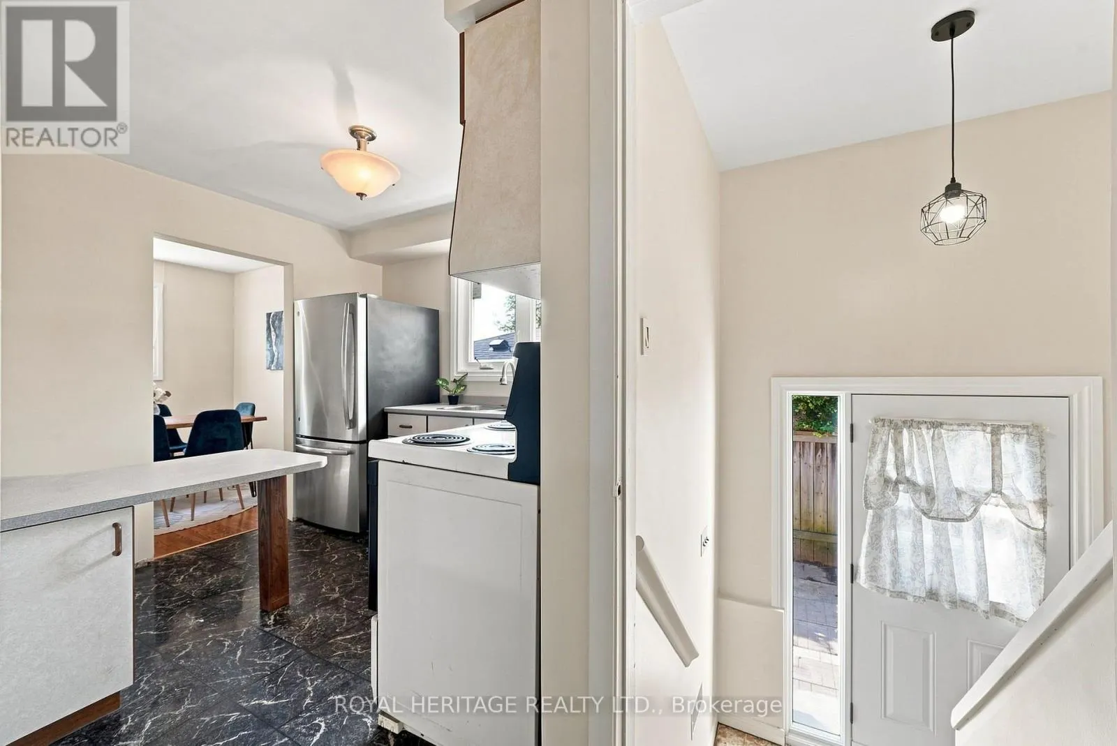 471 ROSSLAND ROAD E
