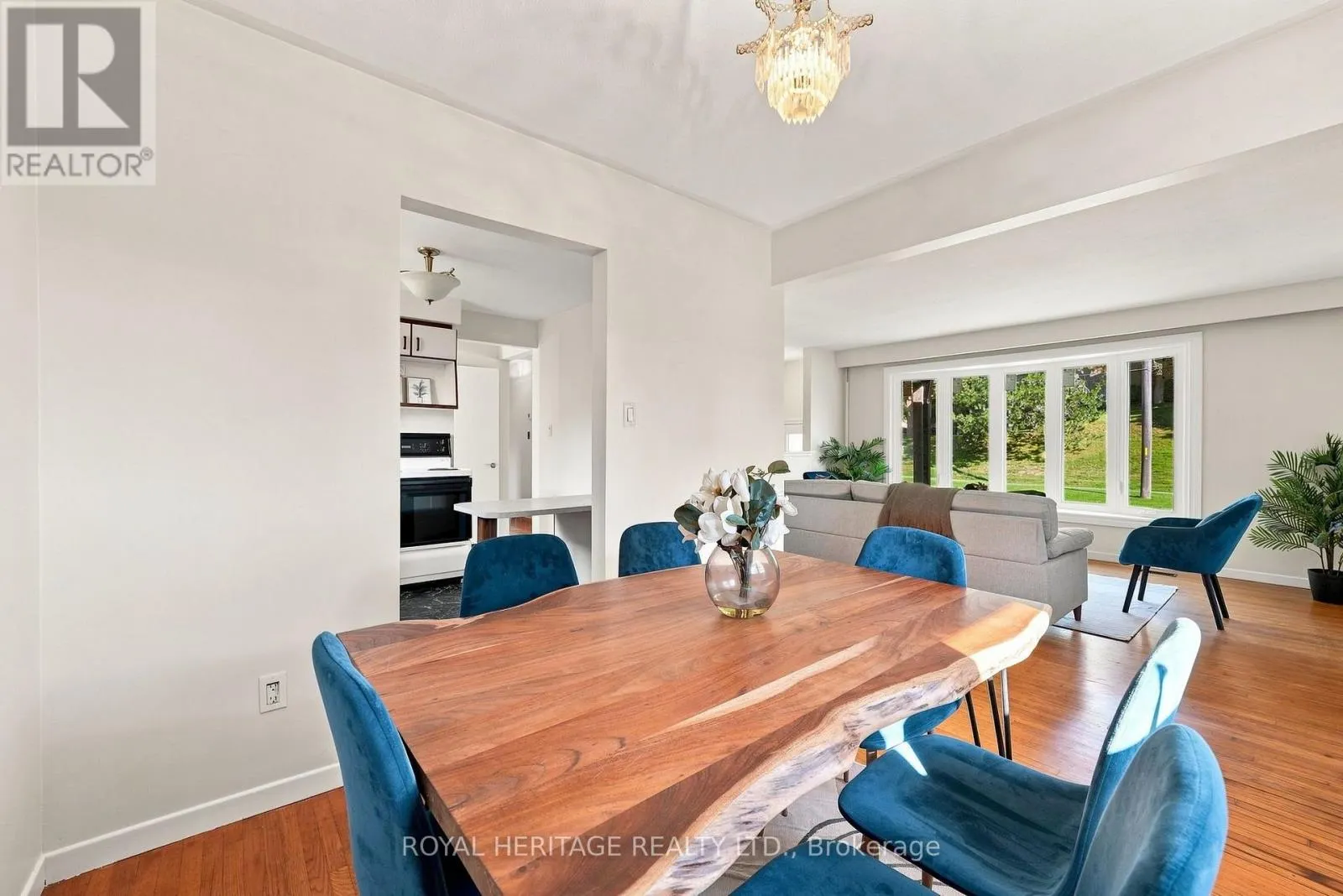 471 ROSSLAND ROAD E