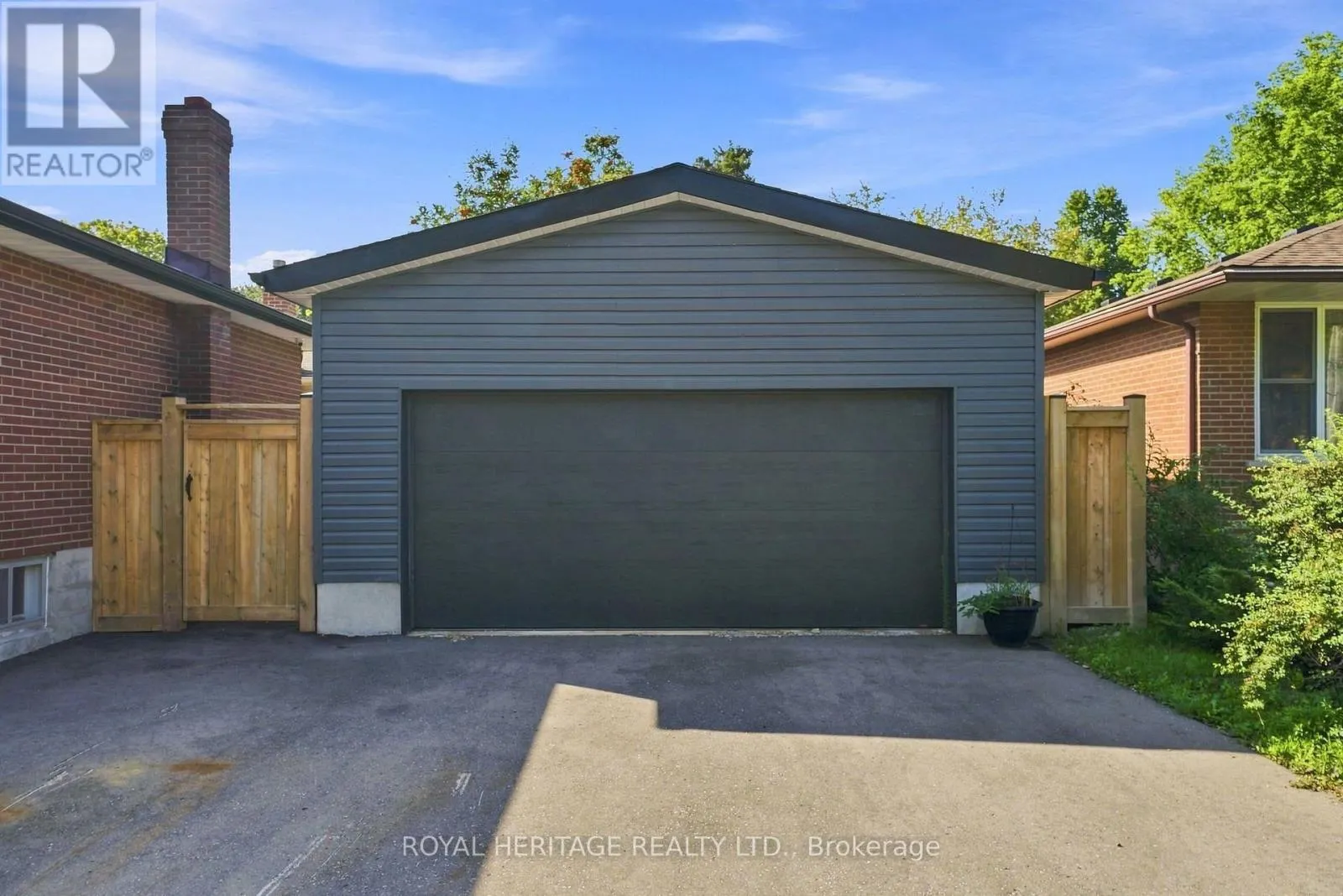 471 ROSSLAND ROAD E