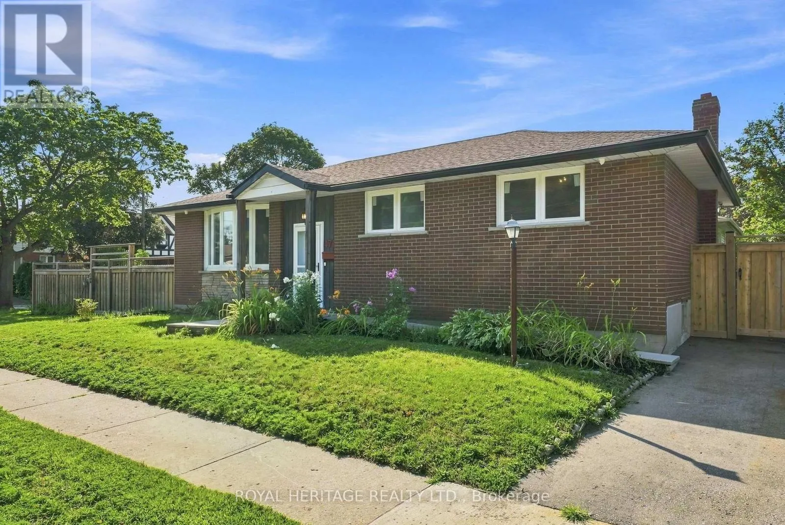 471 ROSSLAND ROAD E