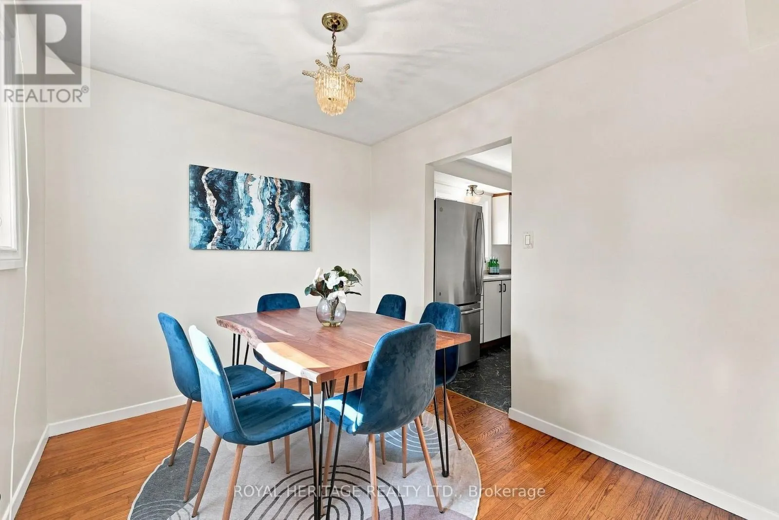 471 ROSSLAND ROAD E
