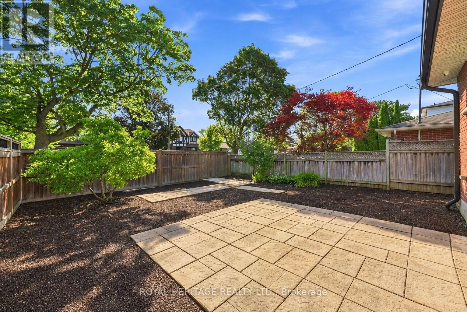 471 ROSSLAND ROAD E