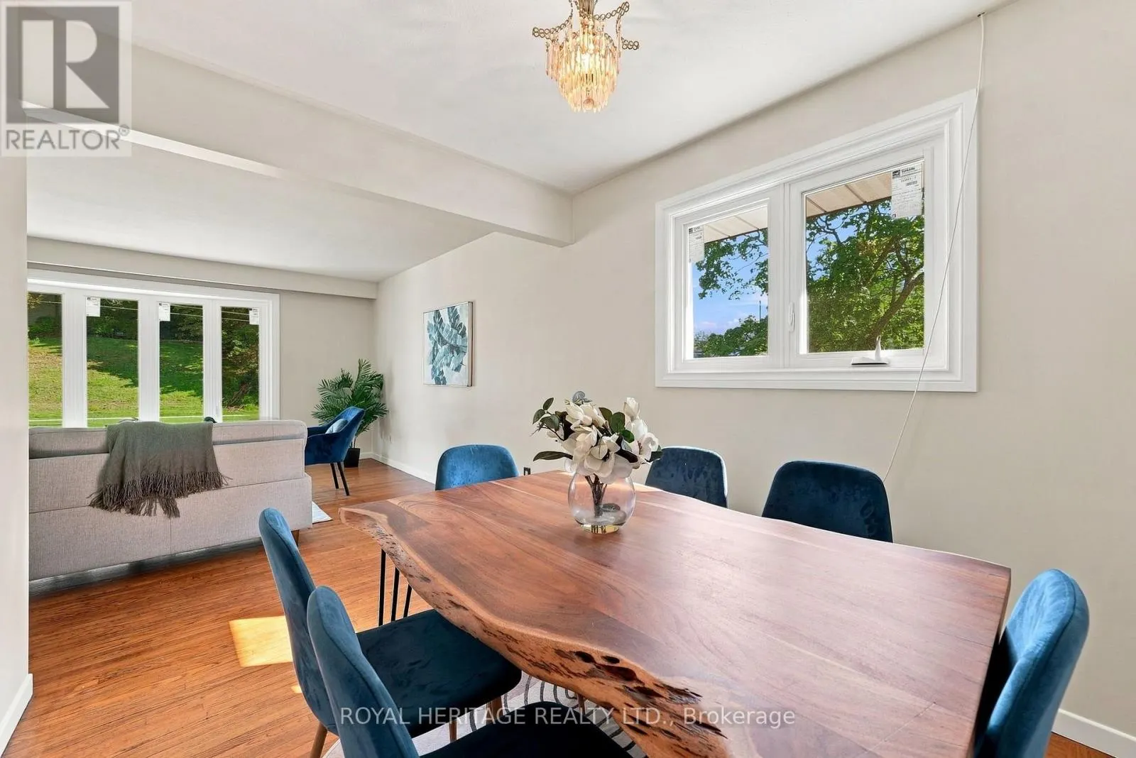 471 ROSSLAND ROAD E