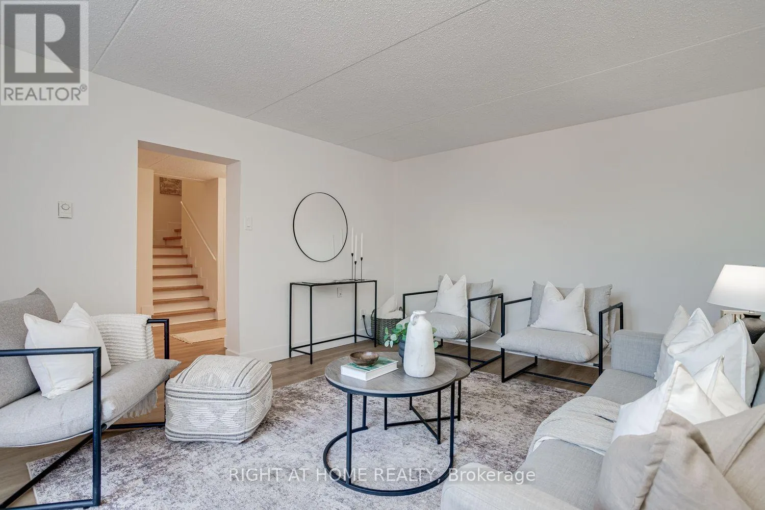 207 - 580 MARY STREET E