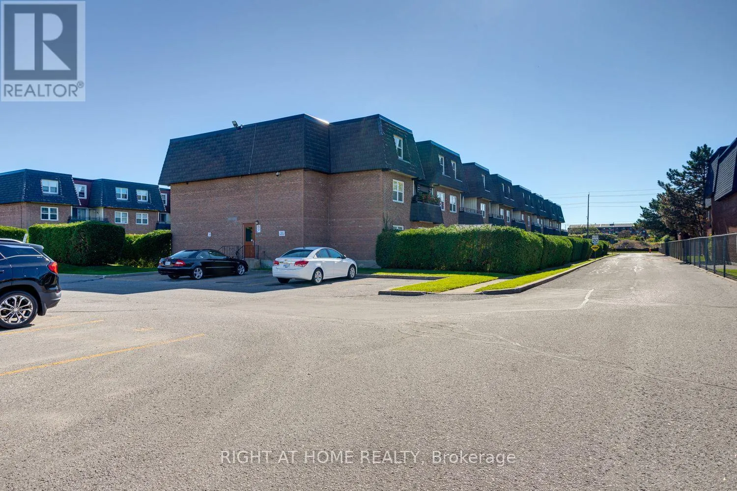 207 - 580 MARY STREET E