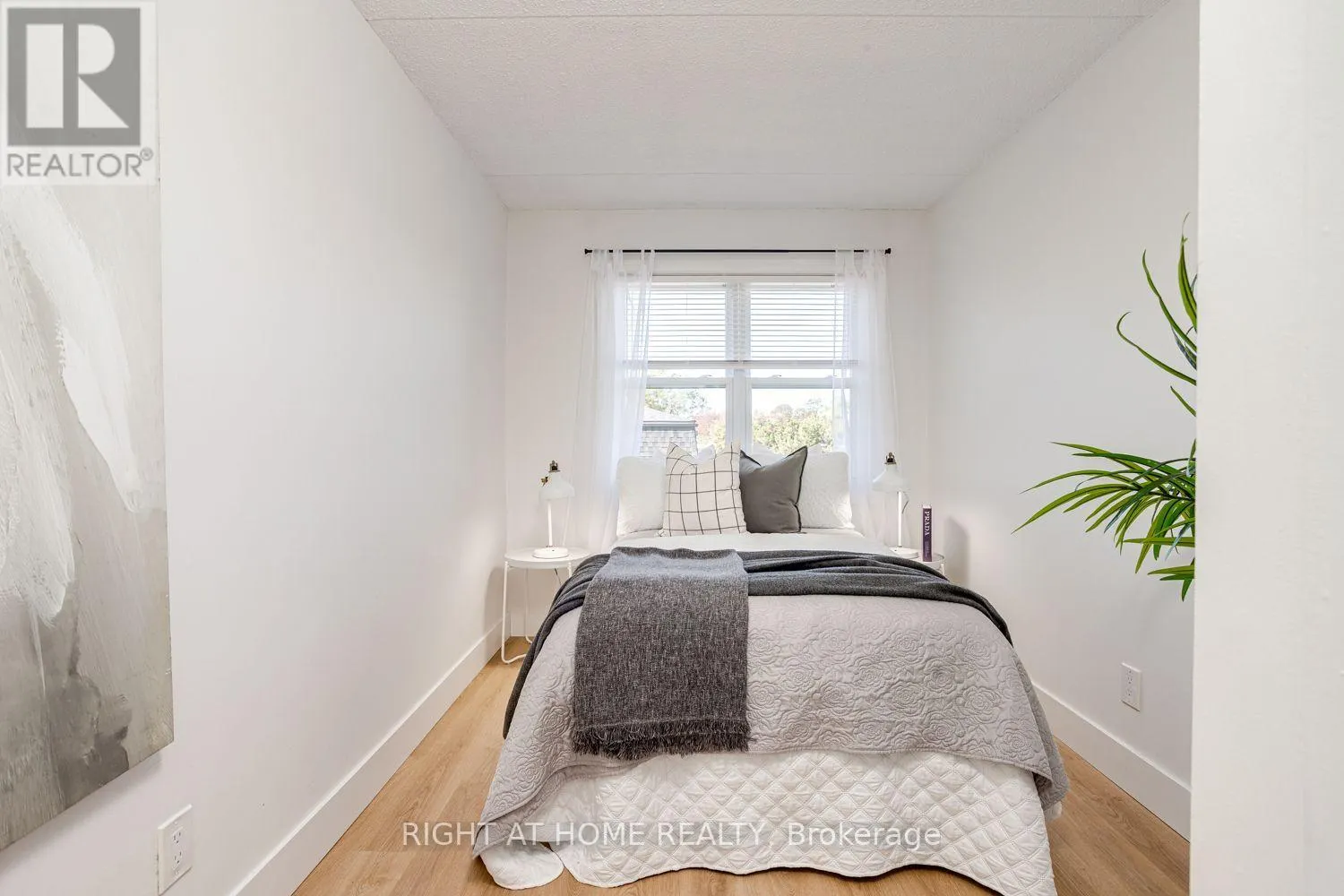 207 - 580 MARY STREET E
