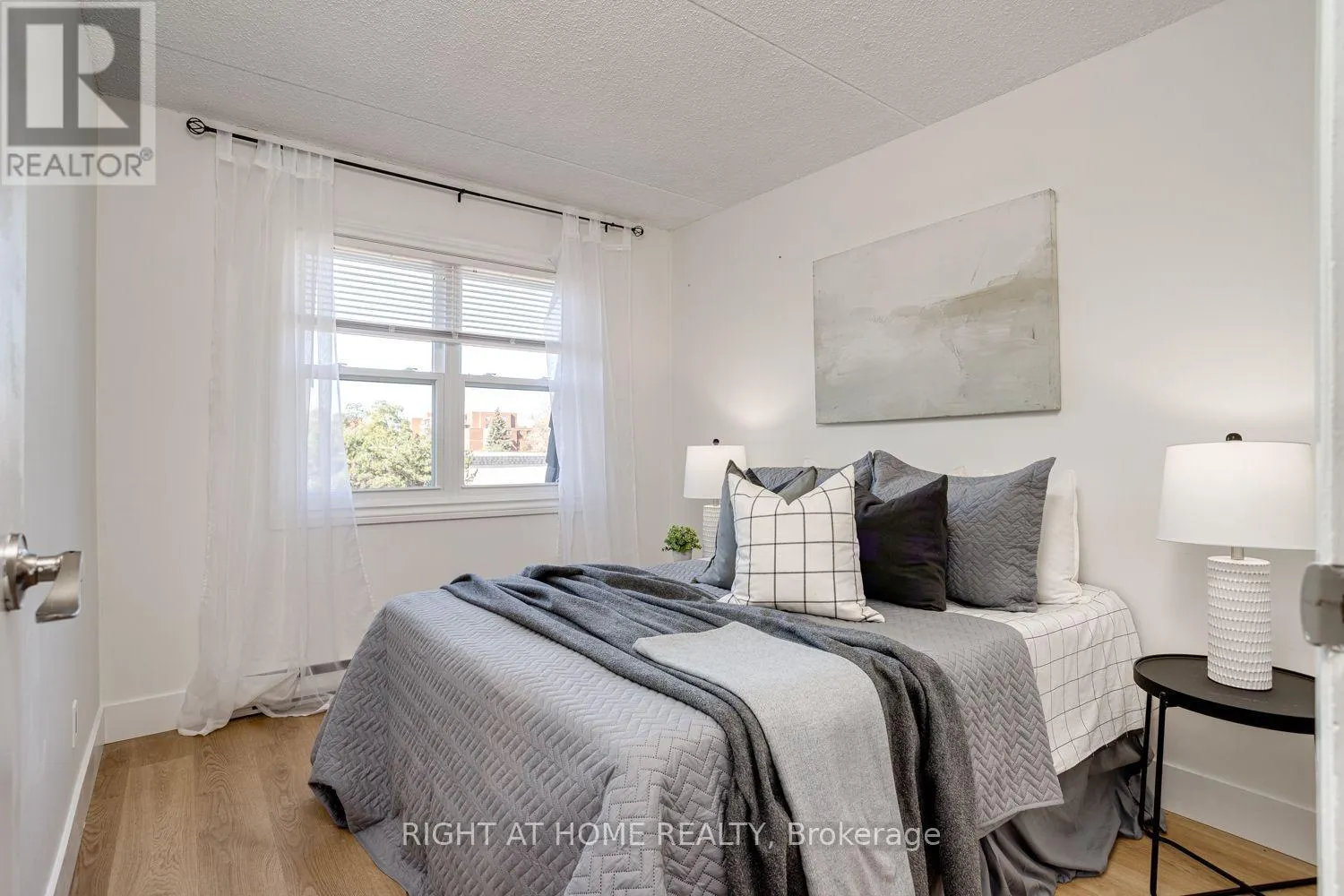 207 - 580 MARY STREET E