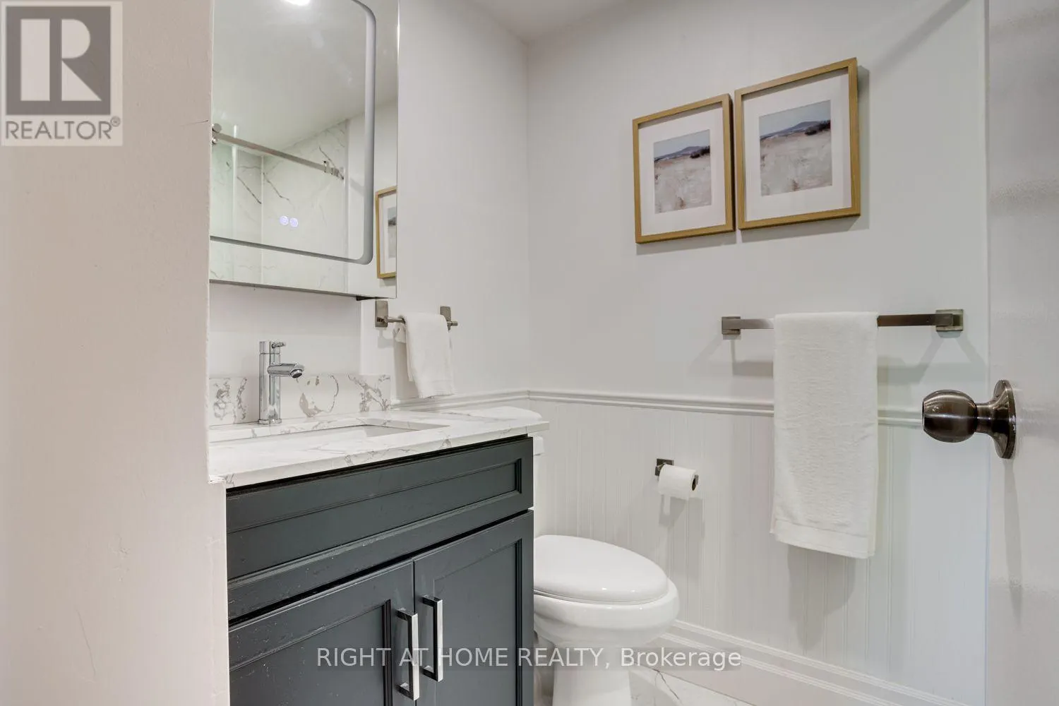 207 - 580 MARY STREET E