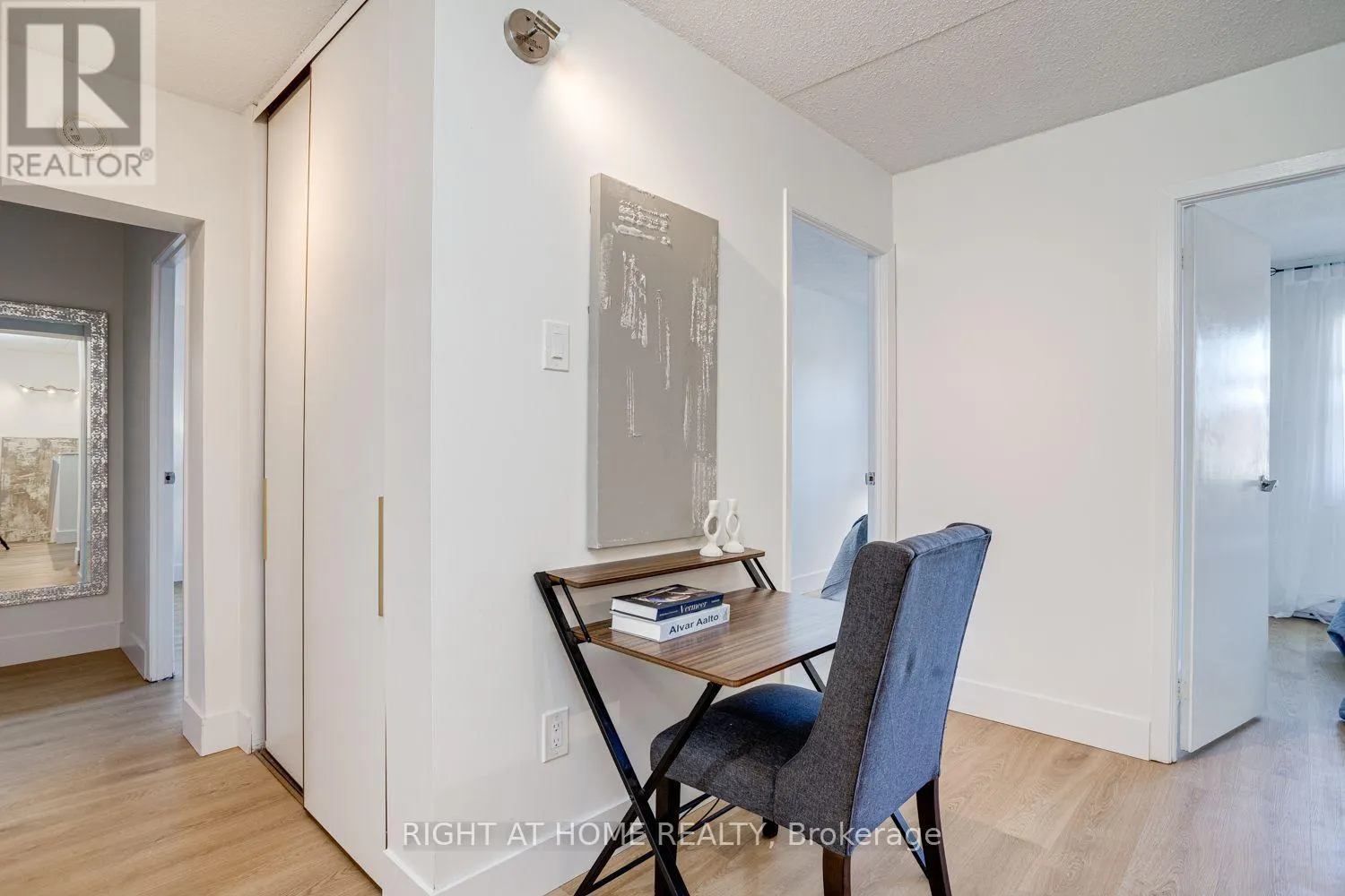 207 - 580 MARY STREET E