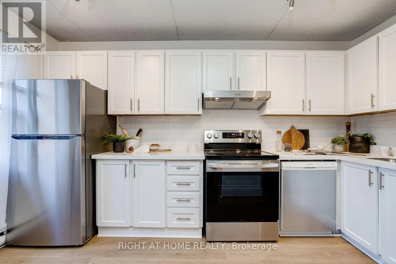 207 - 580 MARY STREET E