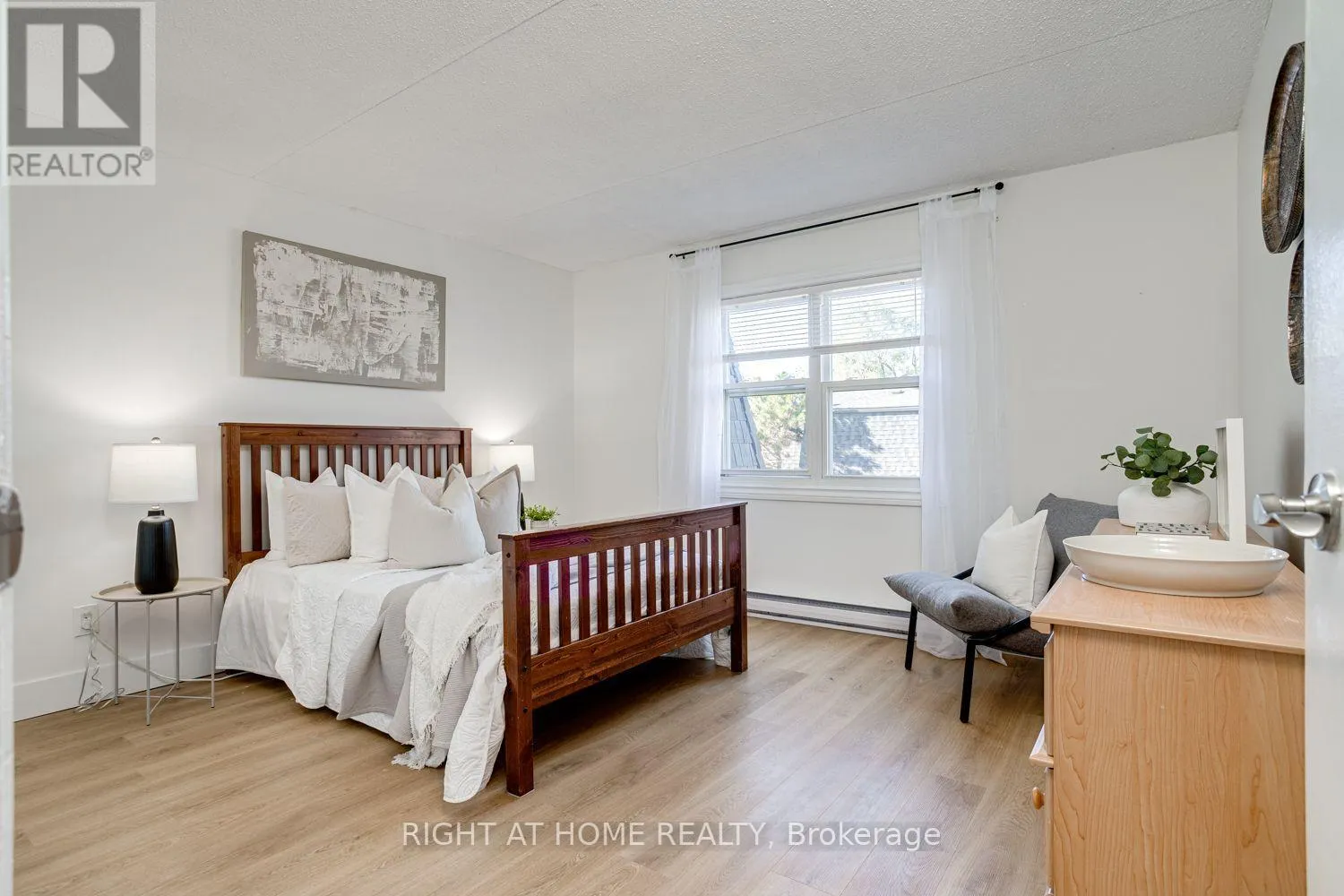 207 - 580 MARY STREET E