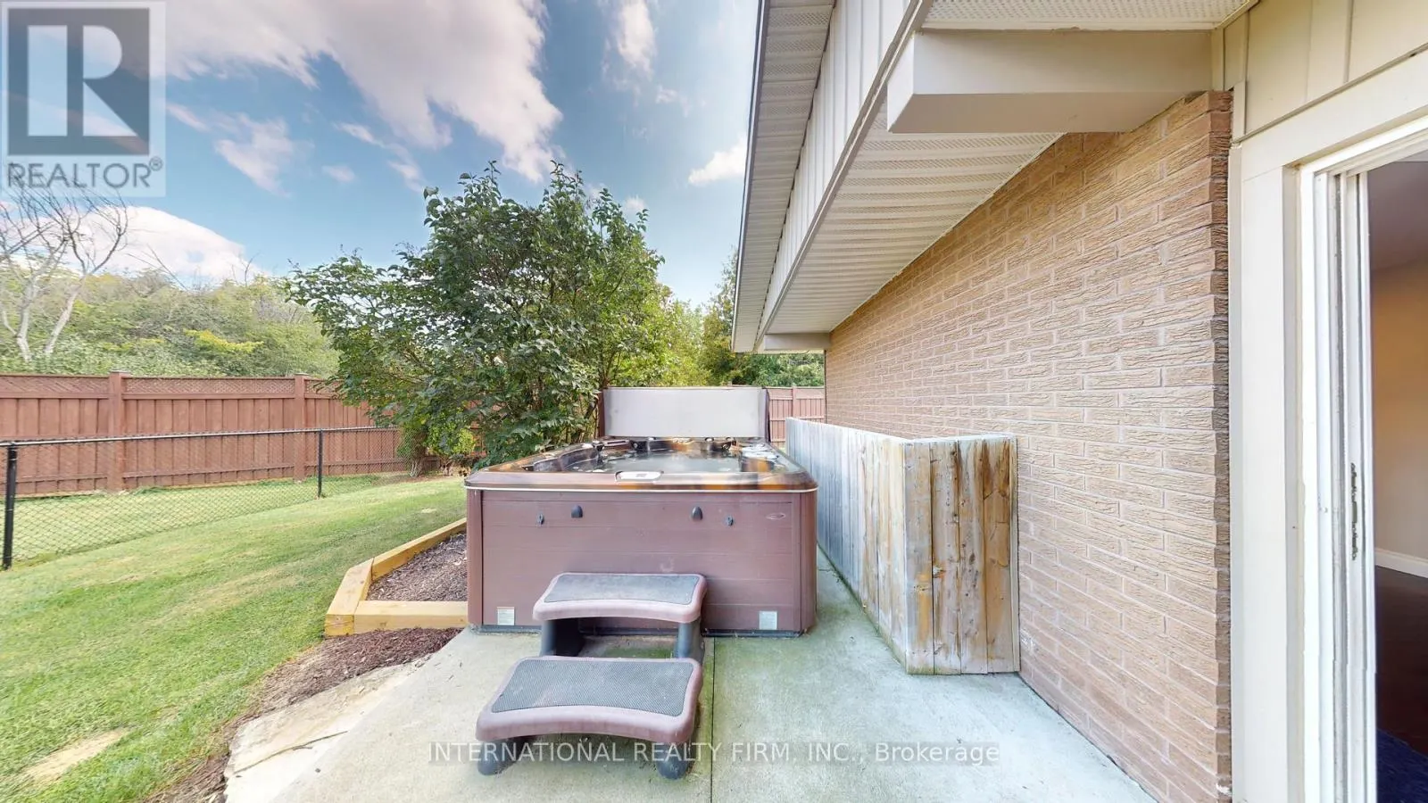 1994 TAUNTON ROAD E