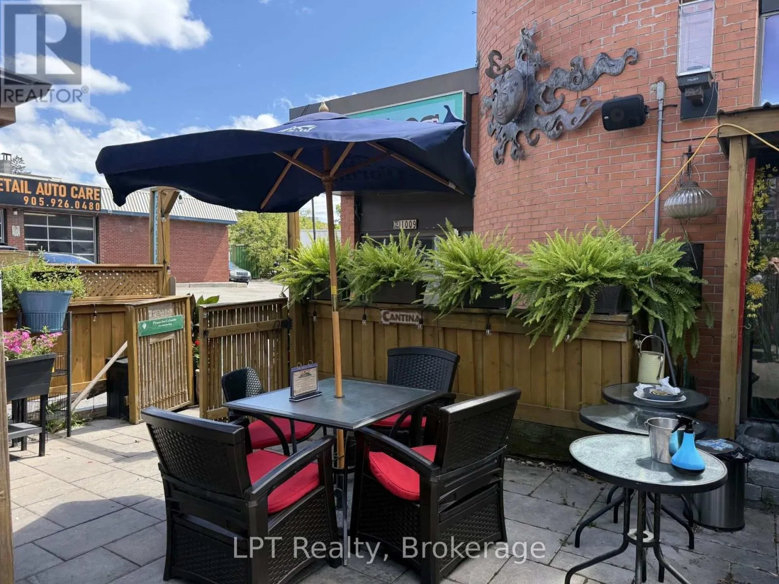 1009 DUNDAS STREET E