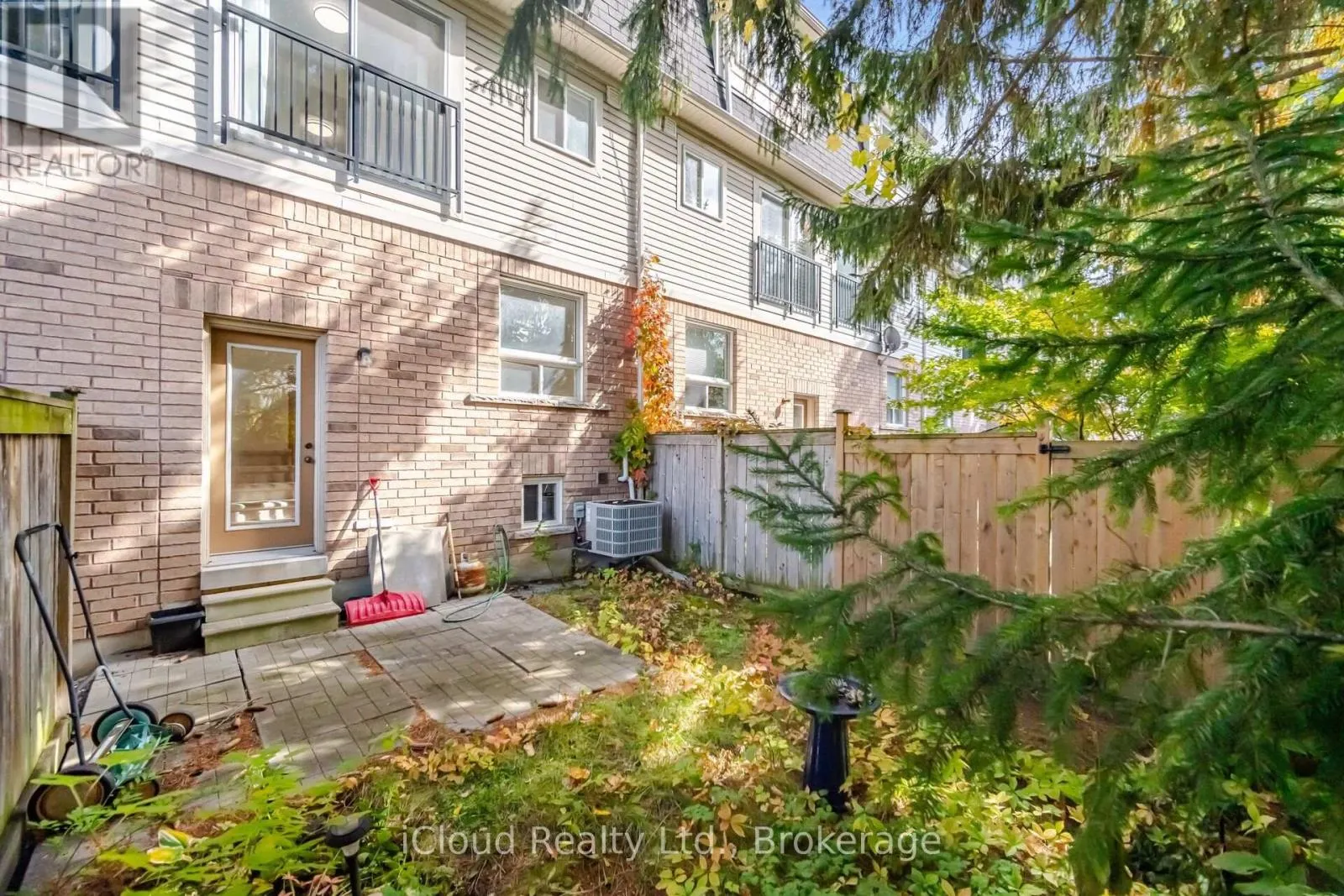 24 - 24 OAKINS LANE