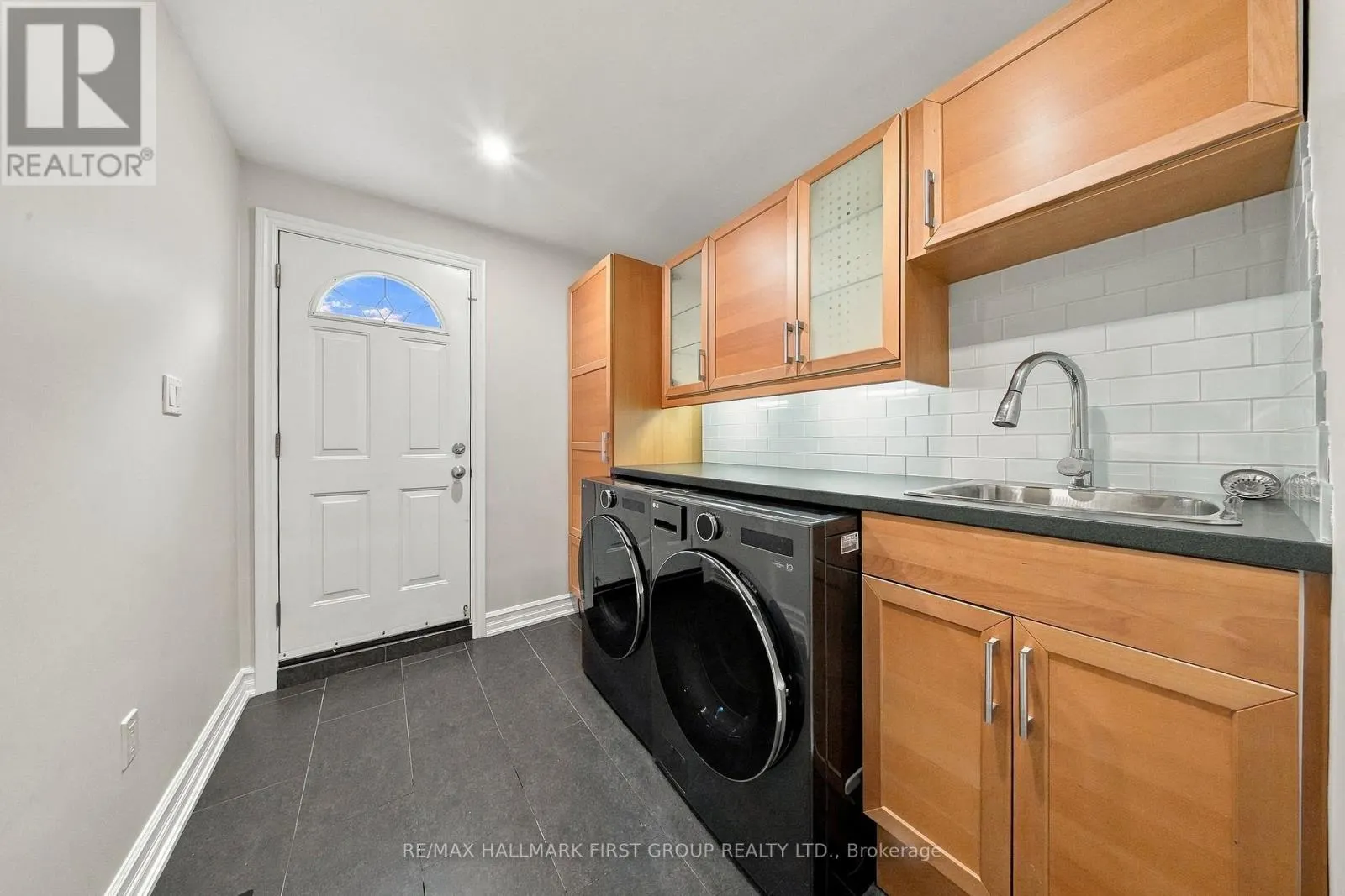 520 MCLEOD CRESCENT