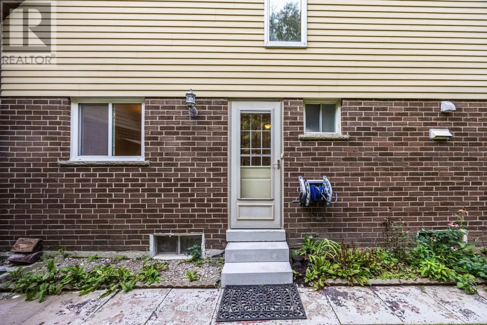 33 ANSTEAD CRESCENT