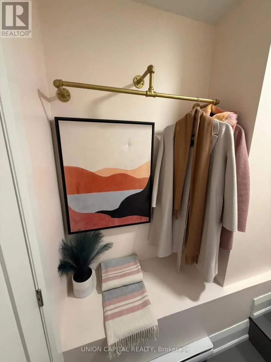 952 DUNDAS STREET E
