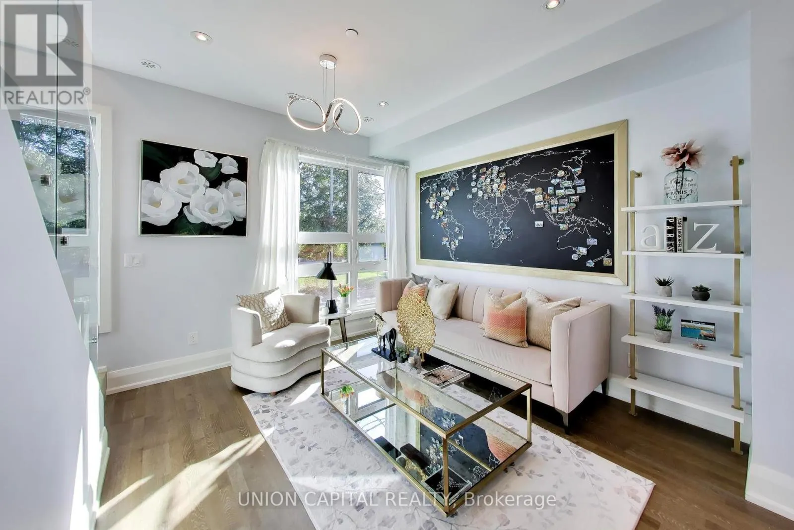 952 DUNDAS STREET E