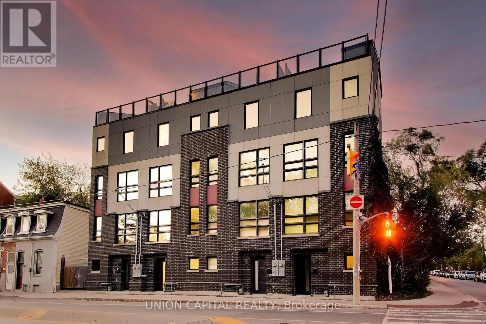 952 DUNDAS STREET E