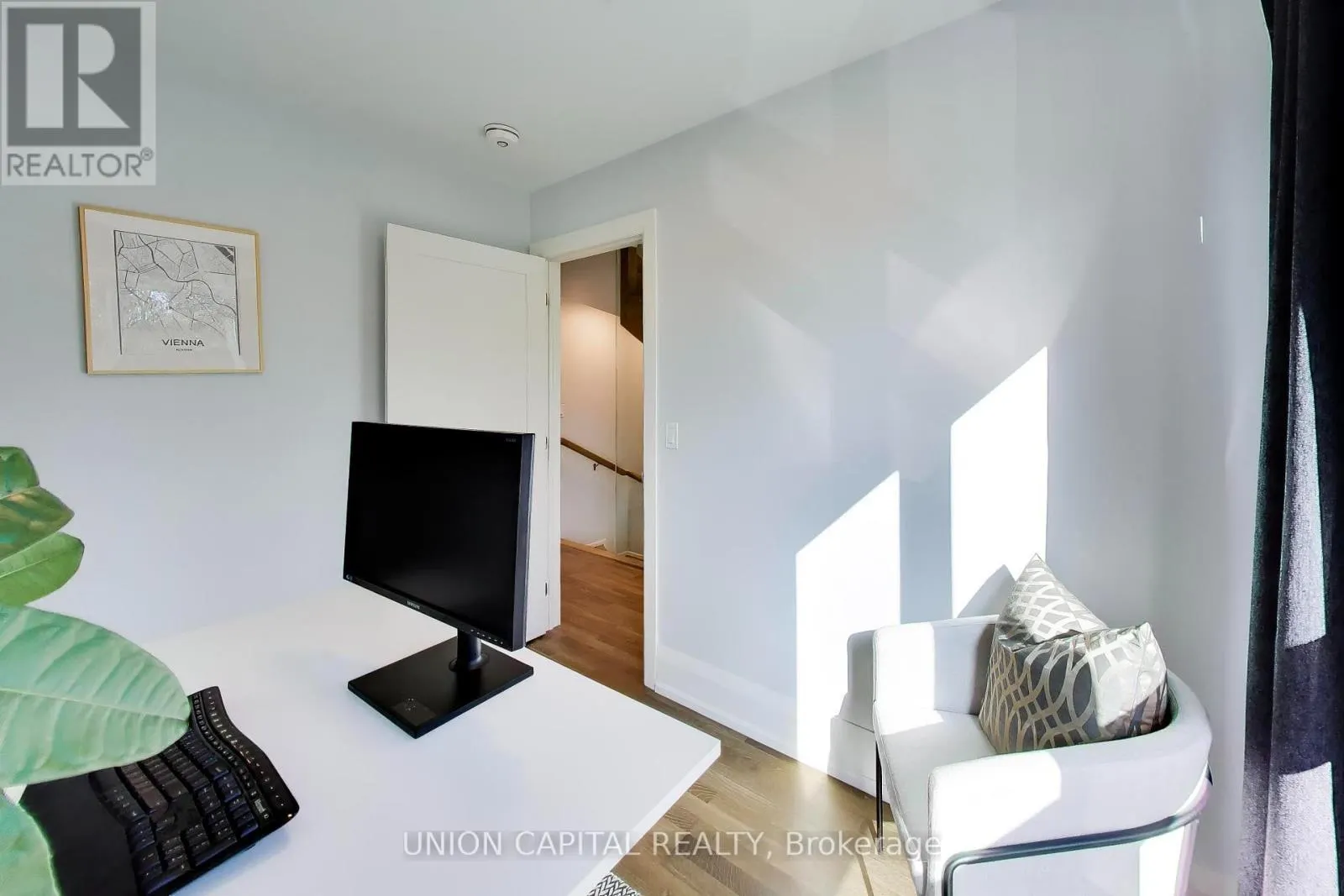 952 DUNDAS STREET E