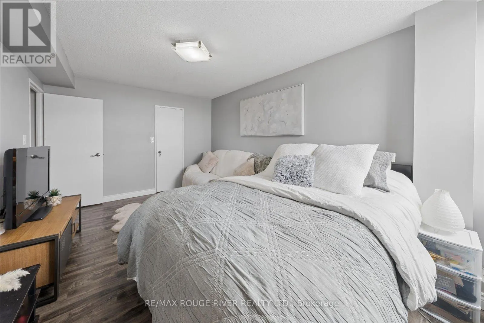 907 - 90 LING ROAD