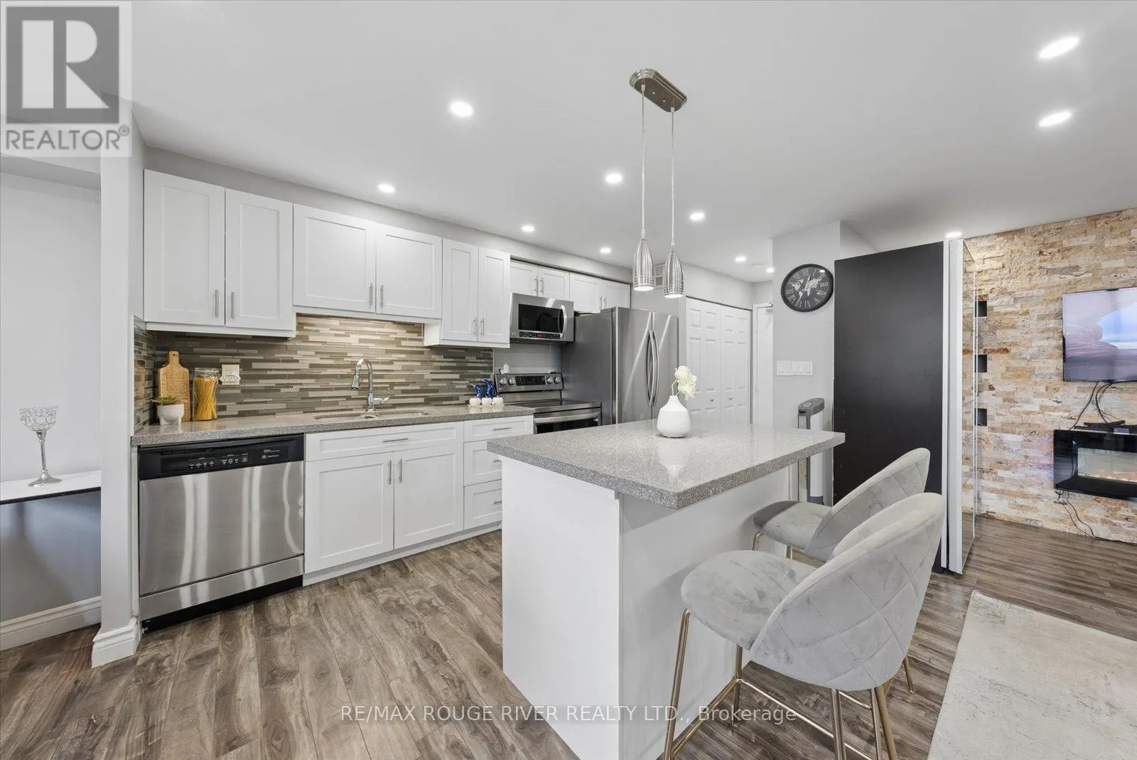 907 - 90 LING ROAD
