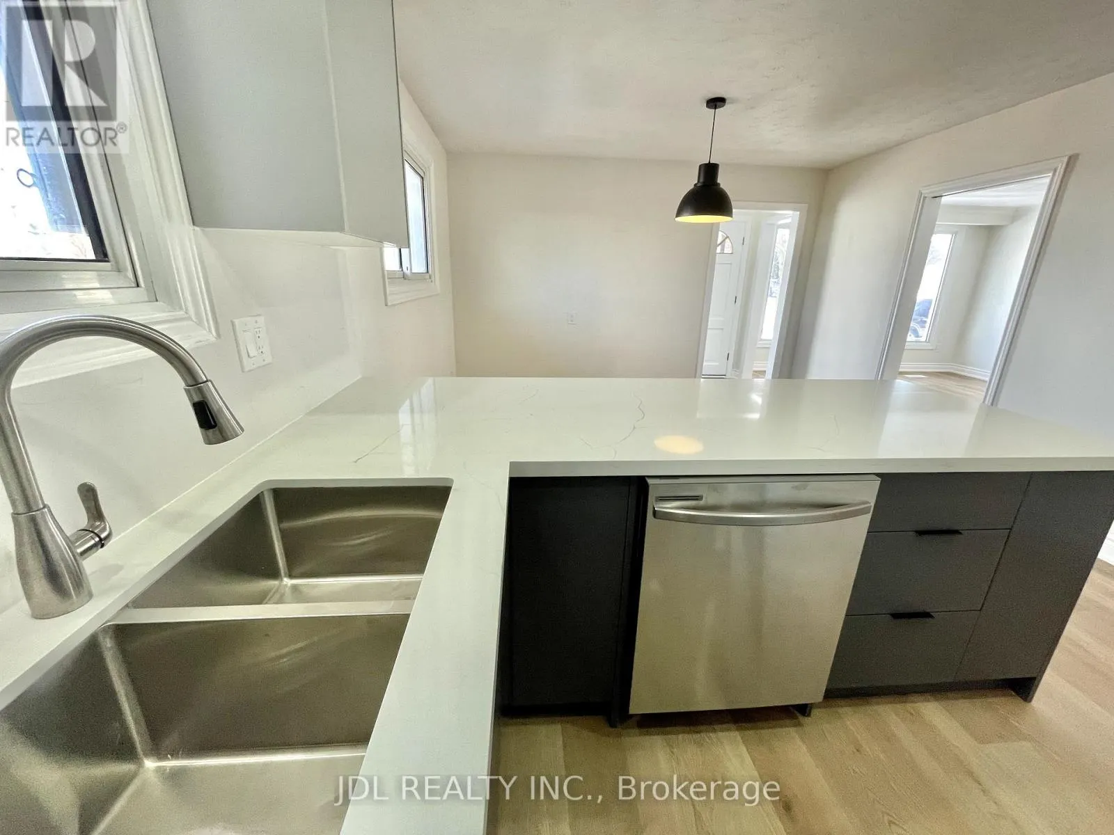 MAIN - 38 GRANDVIEW STREET S