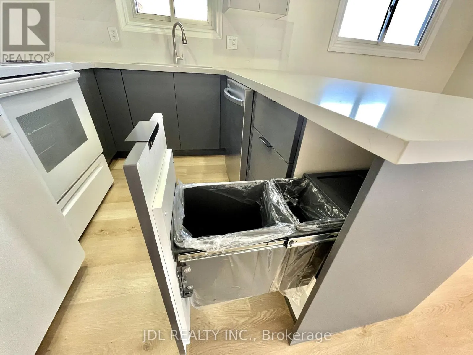 MAIN - 38 GRANDVIEW STREET S