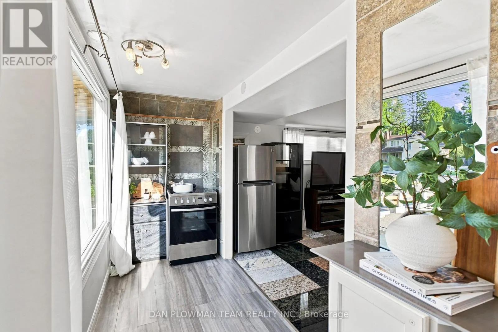 519 KINGSTON ROAD W
