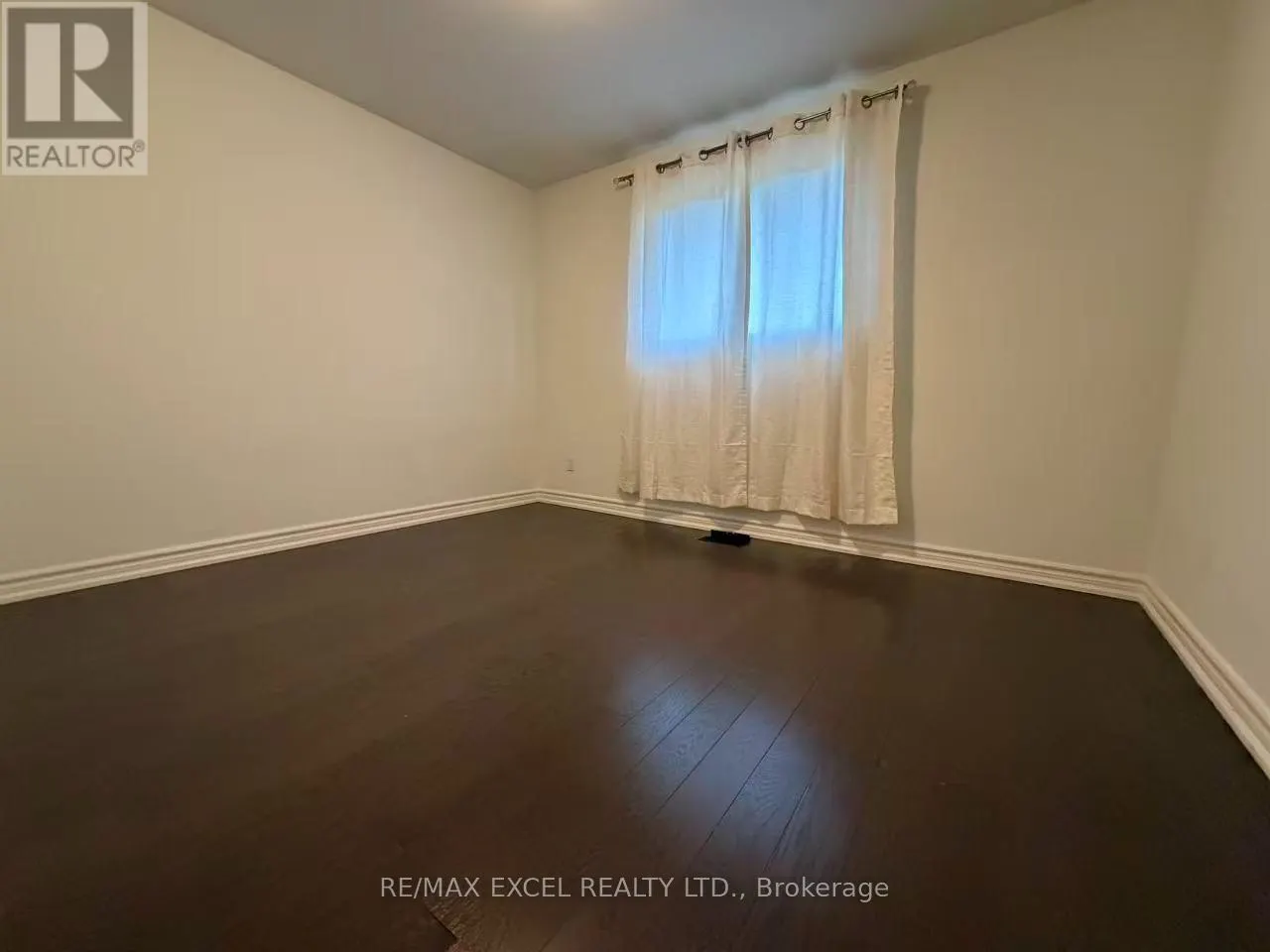 MAIN LEVEL - 4 LAWNMERE CRESCENT