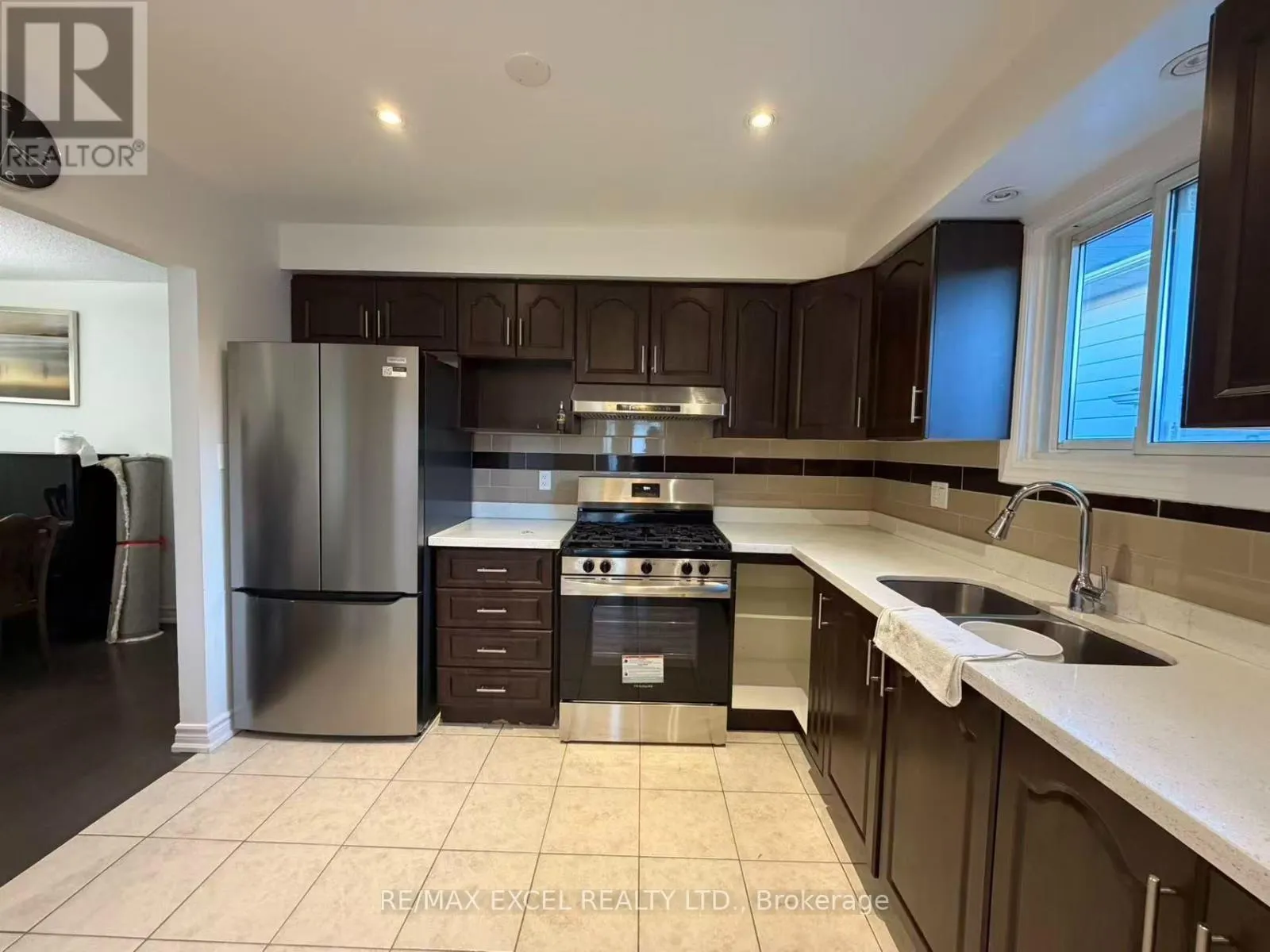 MAIN LEVEL - 4 LAWNMERE CRESCENT