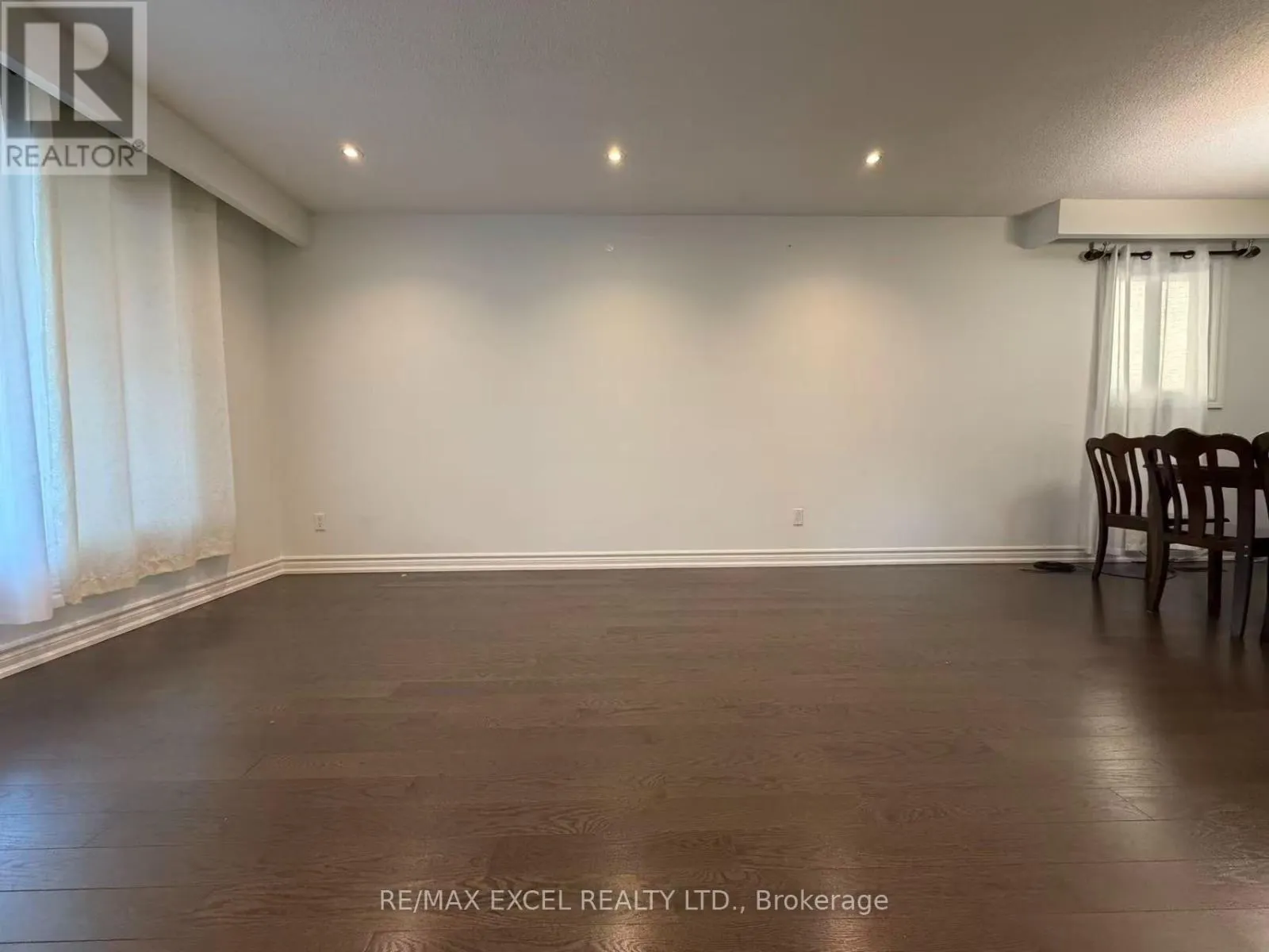 MAIN LEVEL - 4 LAWNMERE CRESCENT