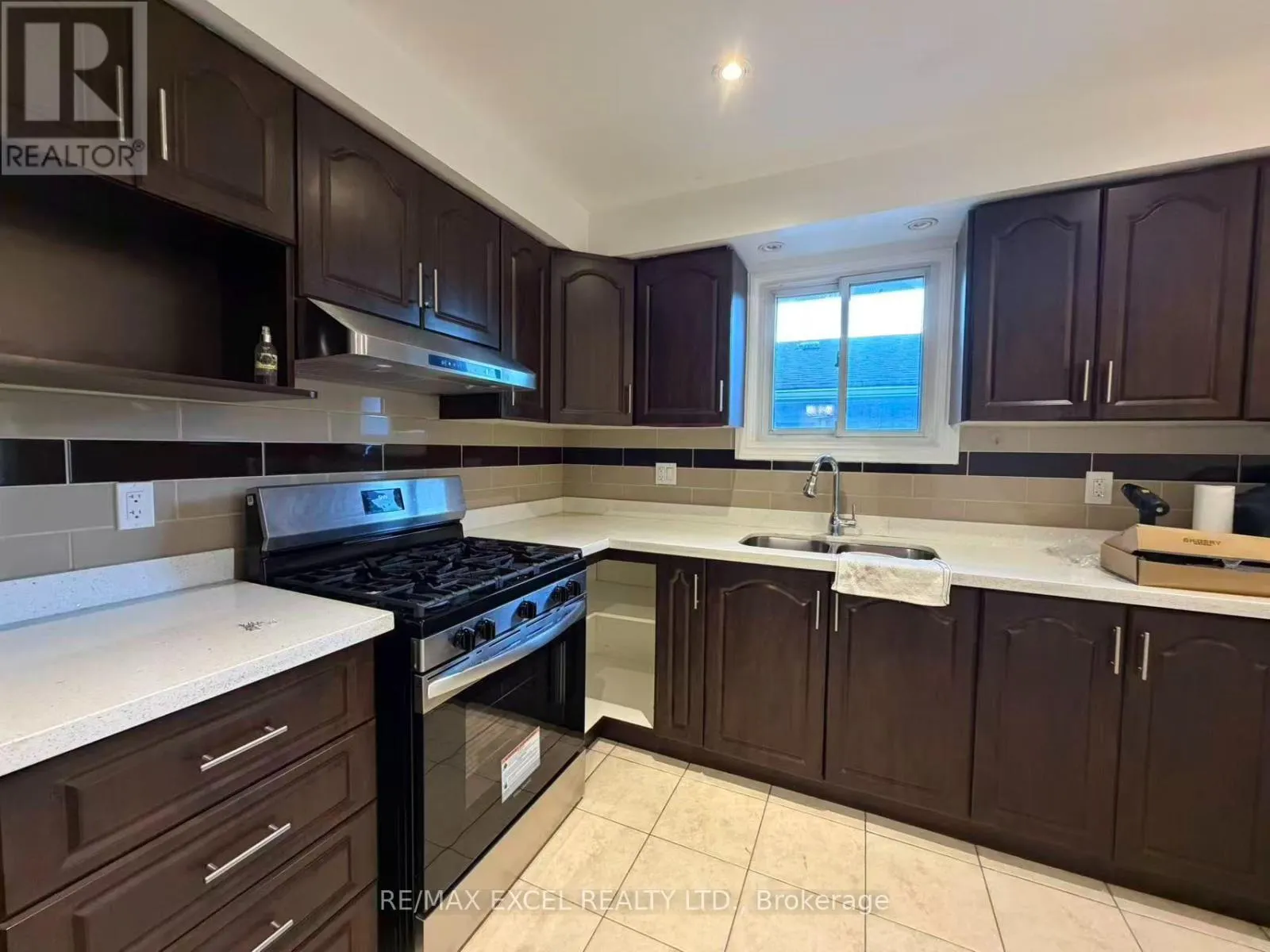MAIN LEVEL - 4 LAWNMERE CRESCENT