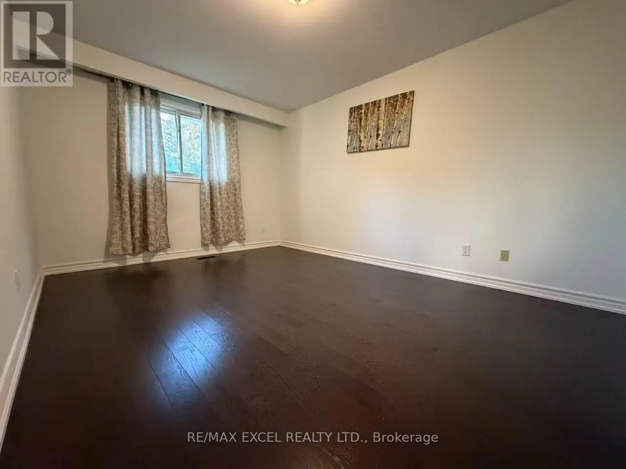 MAIN LEVEL - 4 LAWNMERE CRESCENT