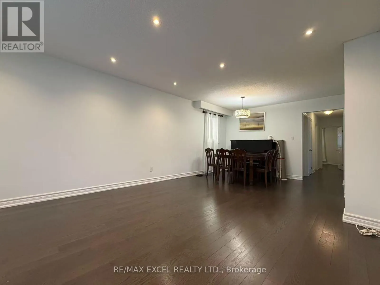 MAIN LEVEL - 4 LAWNMERE CRESCENT