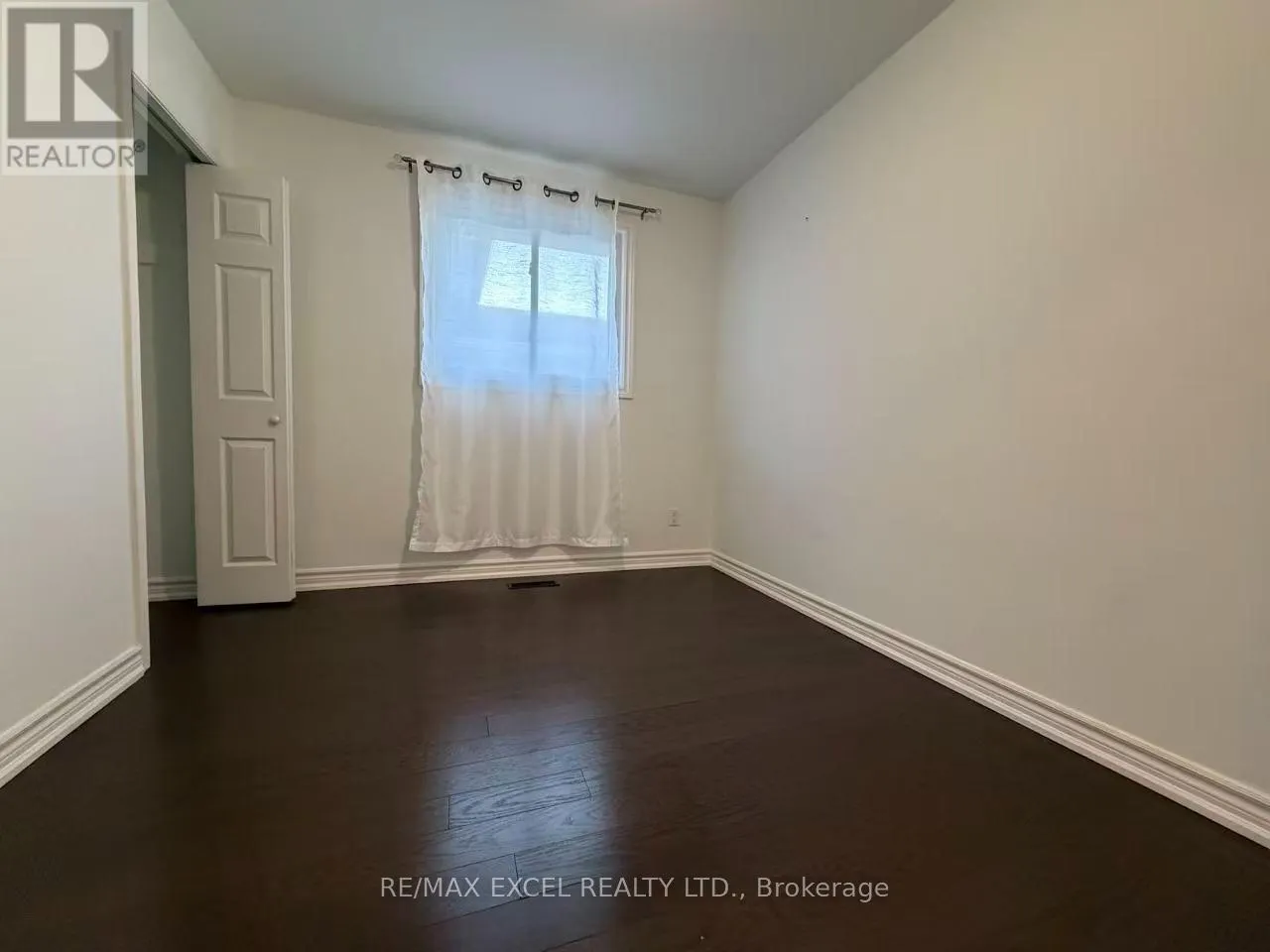 MAIN LEVEL - 4 LAWNMERE CRESCENT