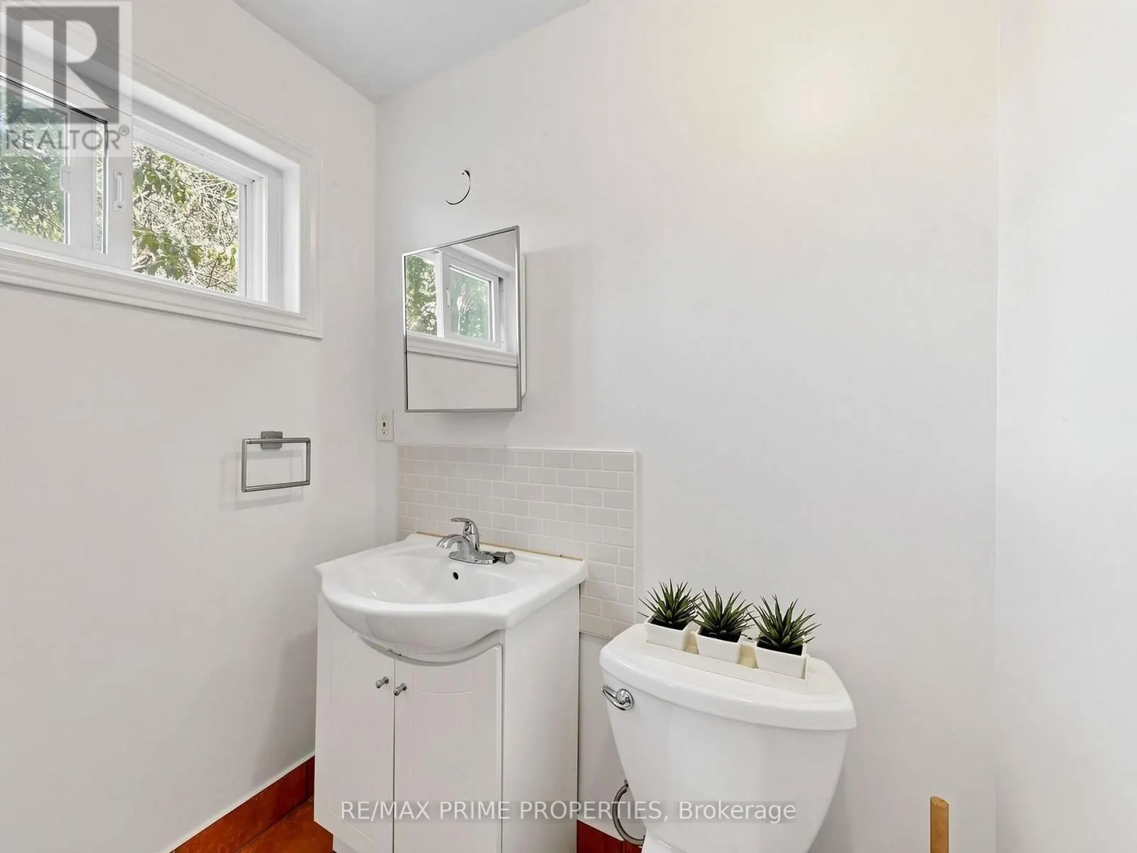 18 DENTONIA PARK AVENUE