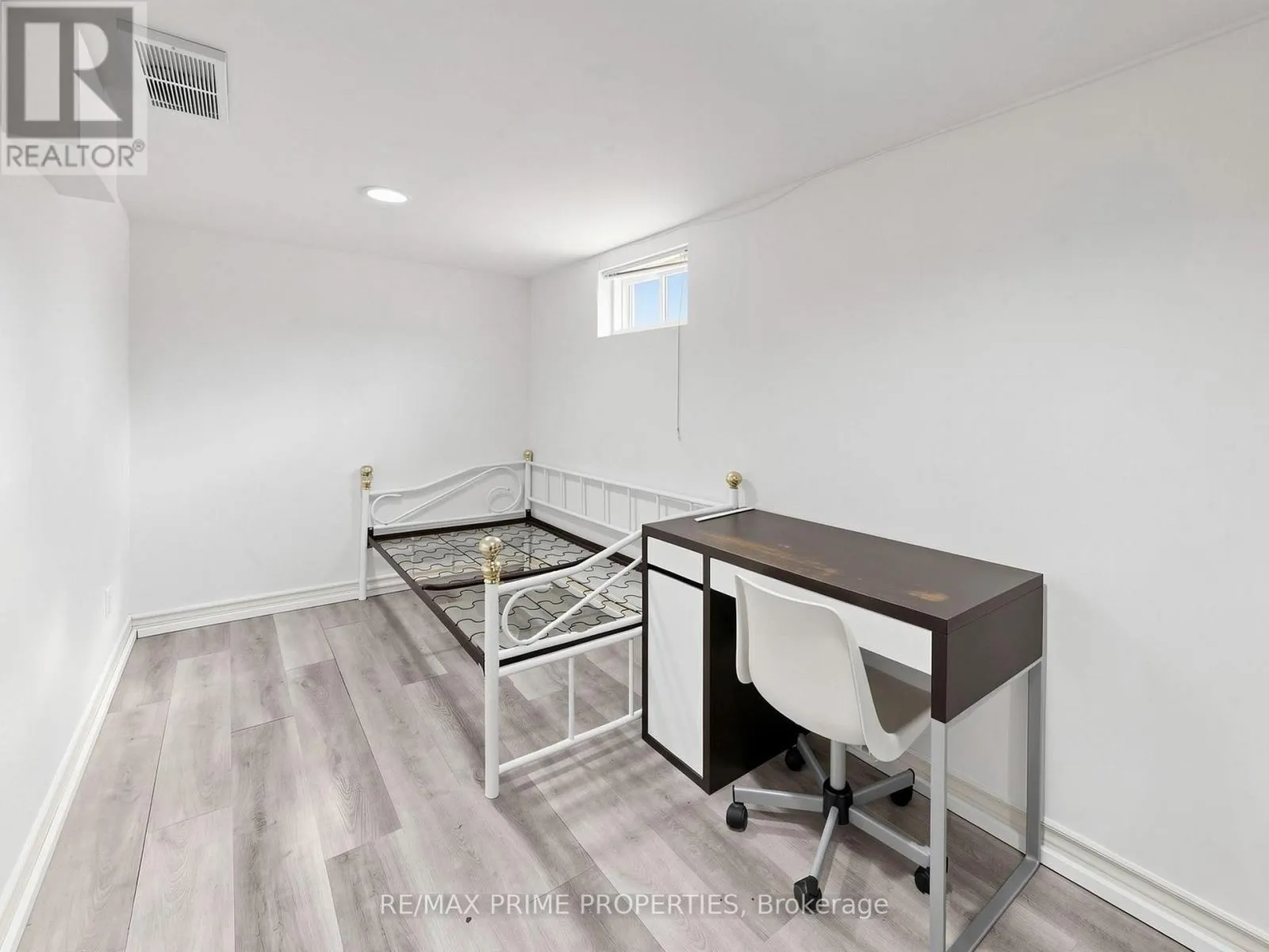 18 DENTONIA PARK AVENUE