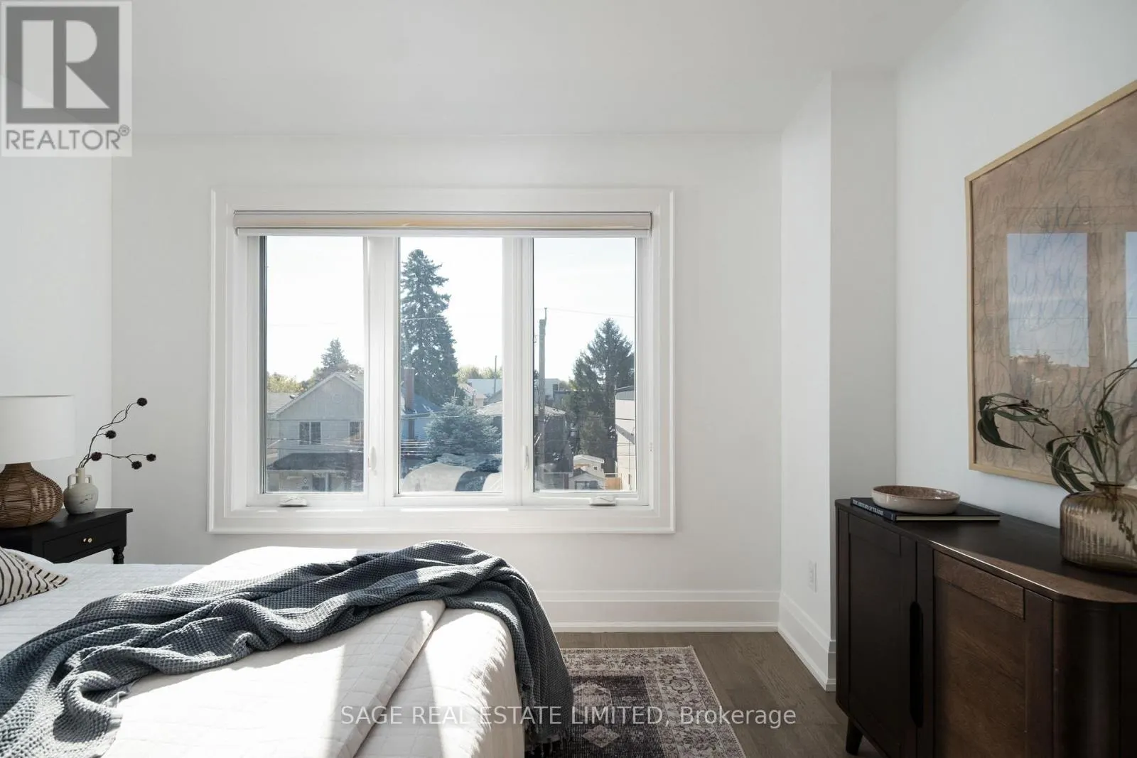 60 RHYDWEN AVENUE