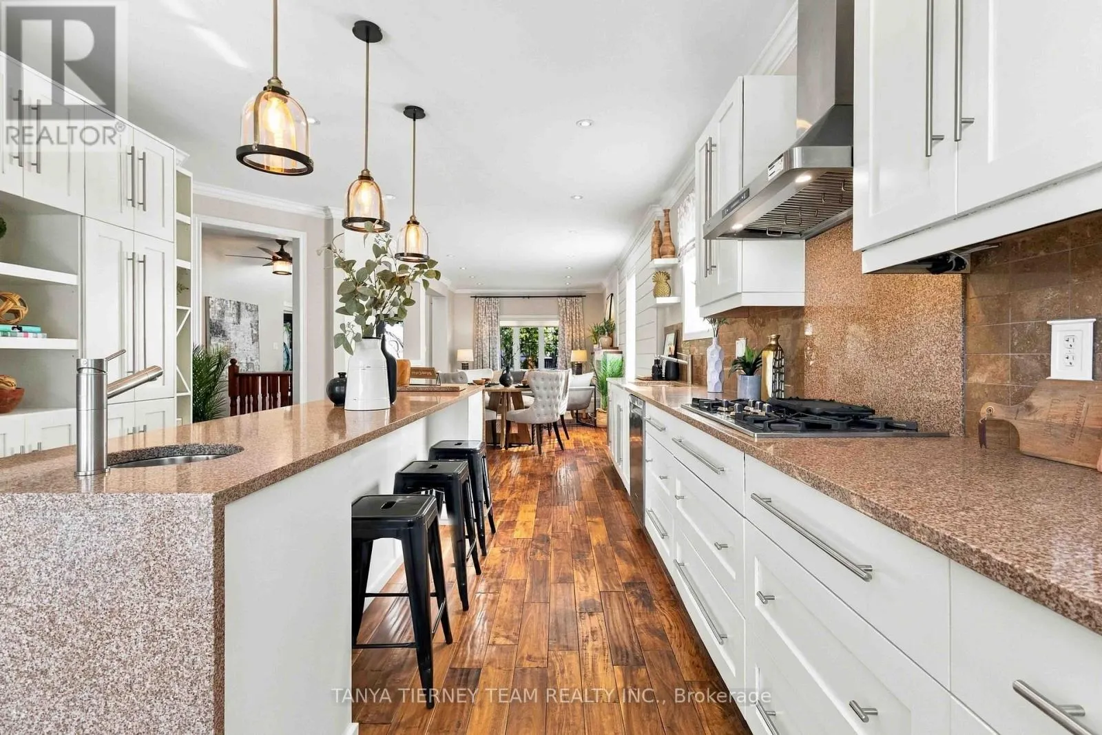 4 BRANTHAVEN COURT