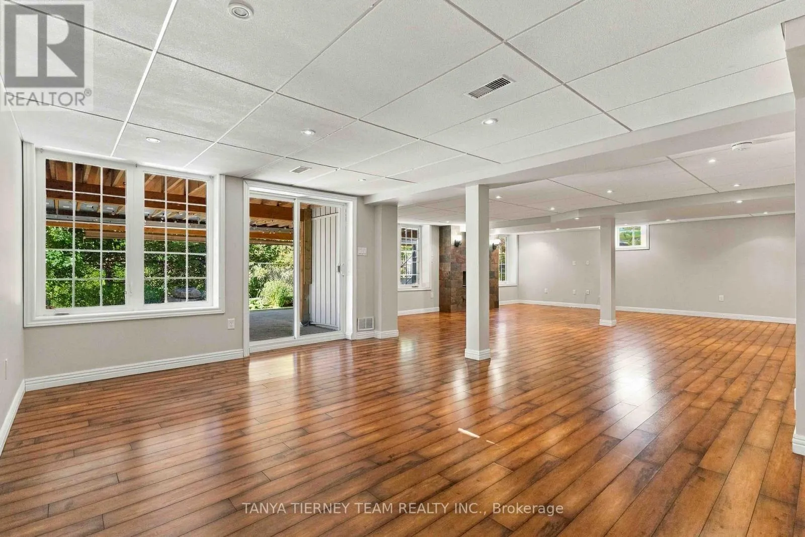 4 BRANTHAVEN COURT
