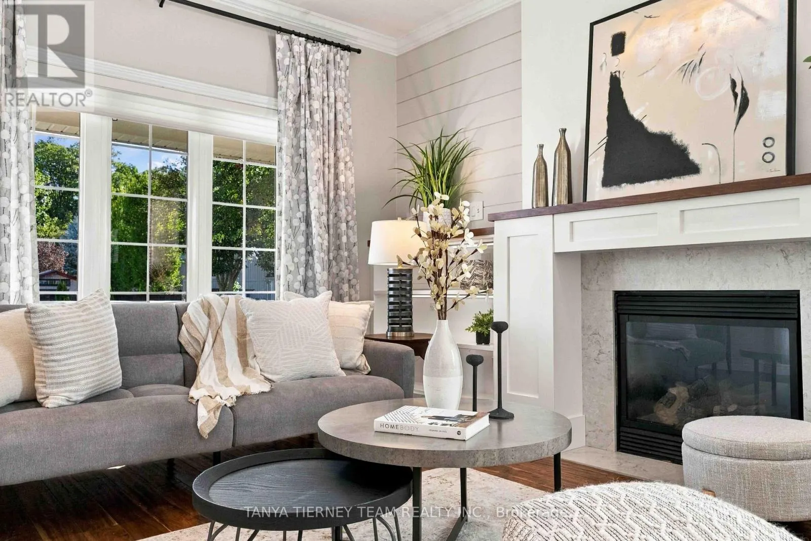 4 BRANTHAVEN COURT