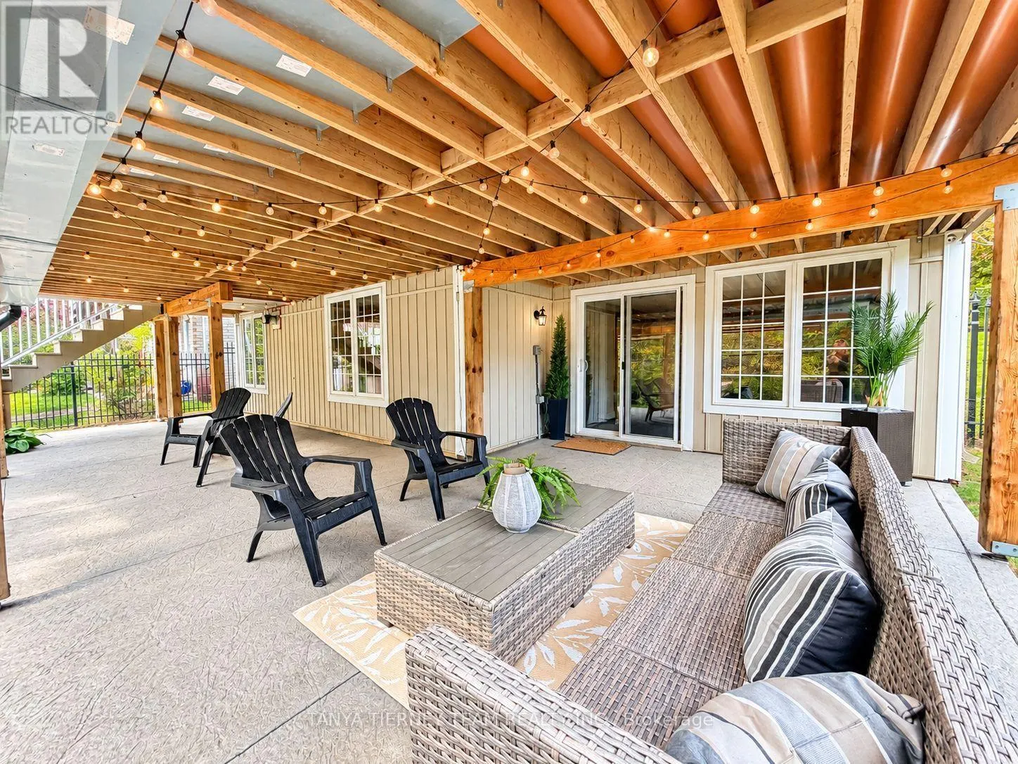 4 BRANTHAVEN COURT