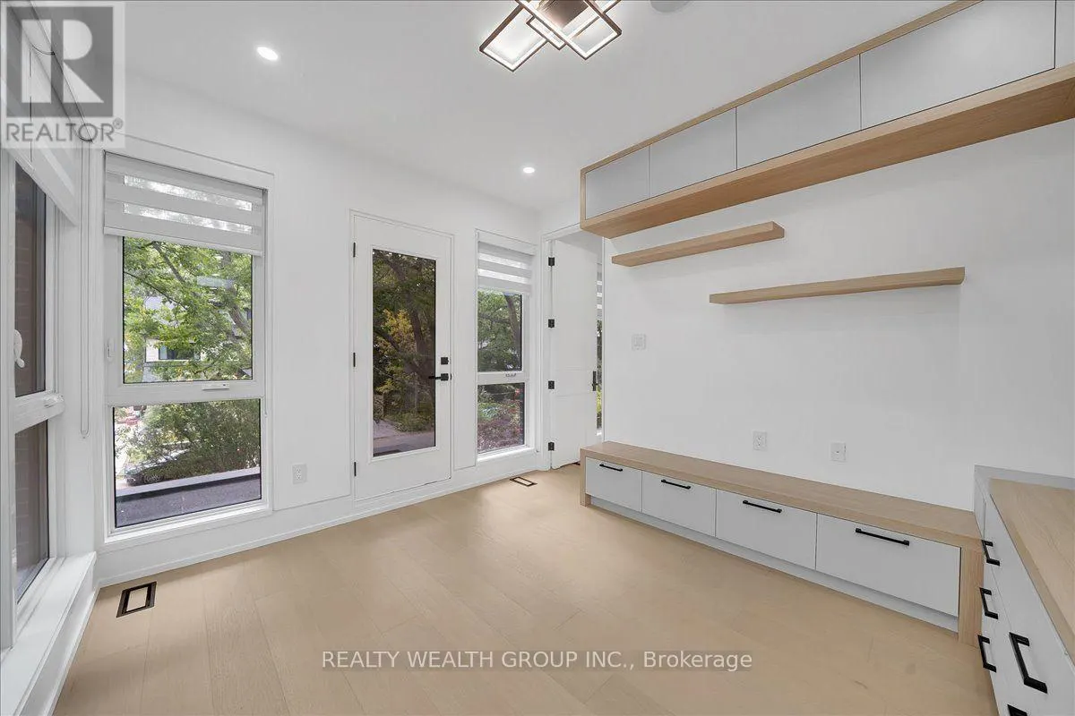 2 KINGSBURY CRESCENT