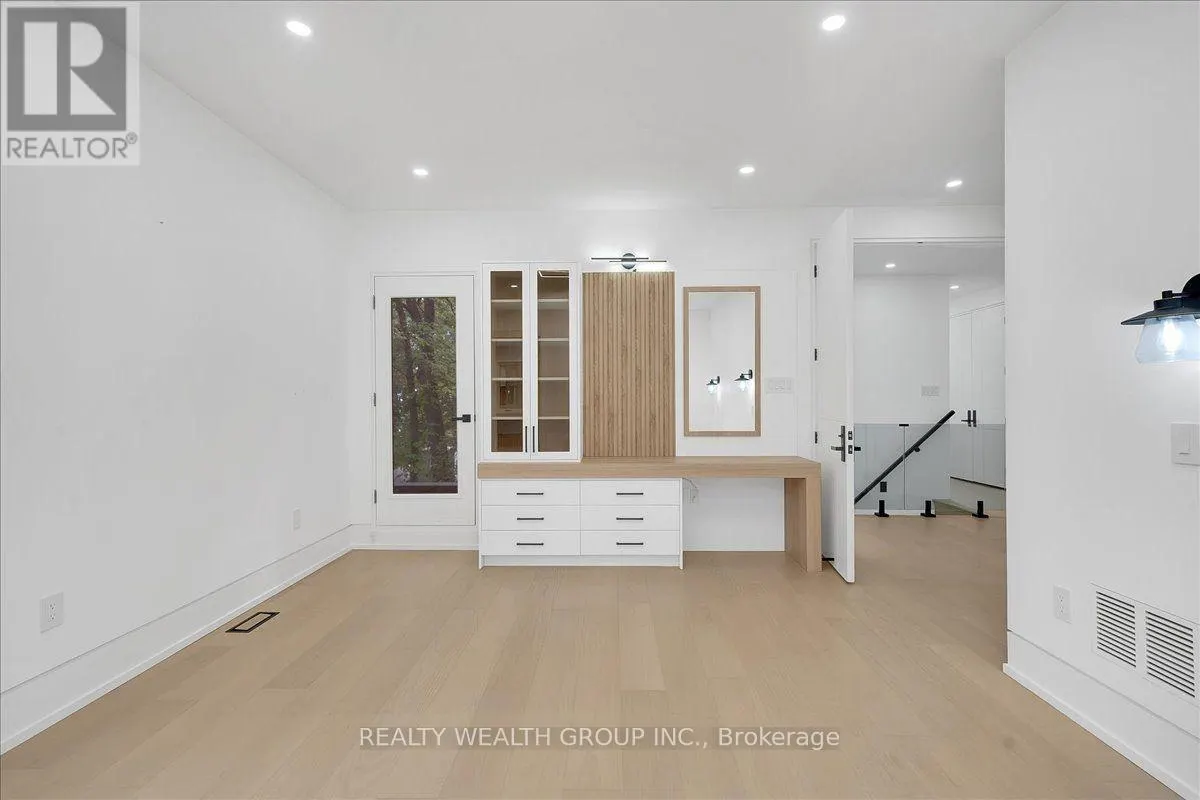 2 KINGSBURY CRESCENT